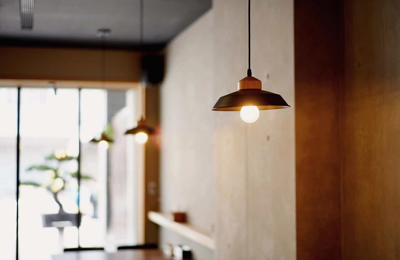 德盈工業風燈飾美學：清水模牆面搭配暖色調吊燈