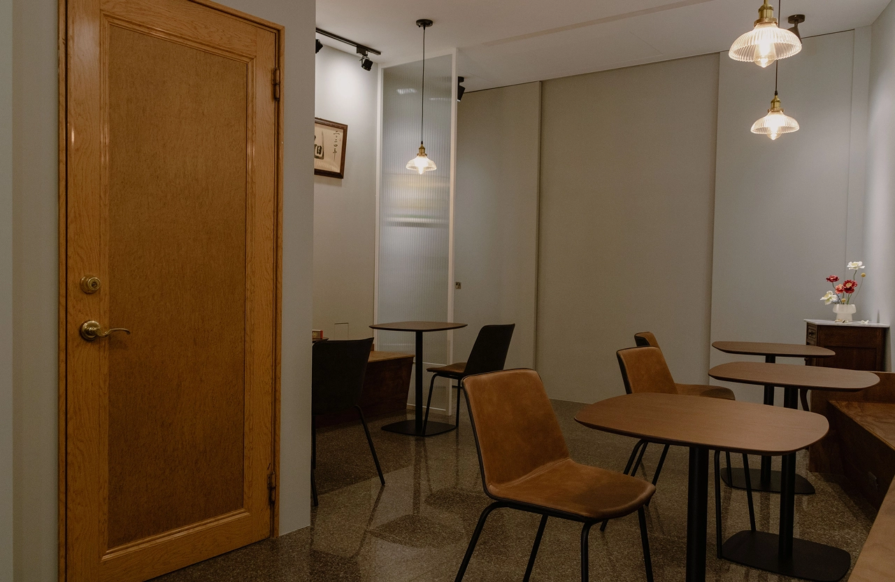 德盈設計規劃：打造寵物友善咖啡廳空間，舒適動線配置讓毛孩與主人共享放鬆的午後時光。