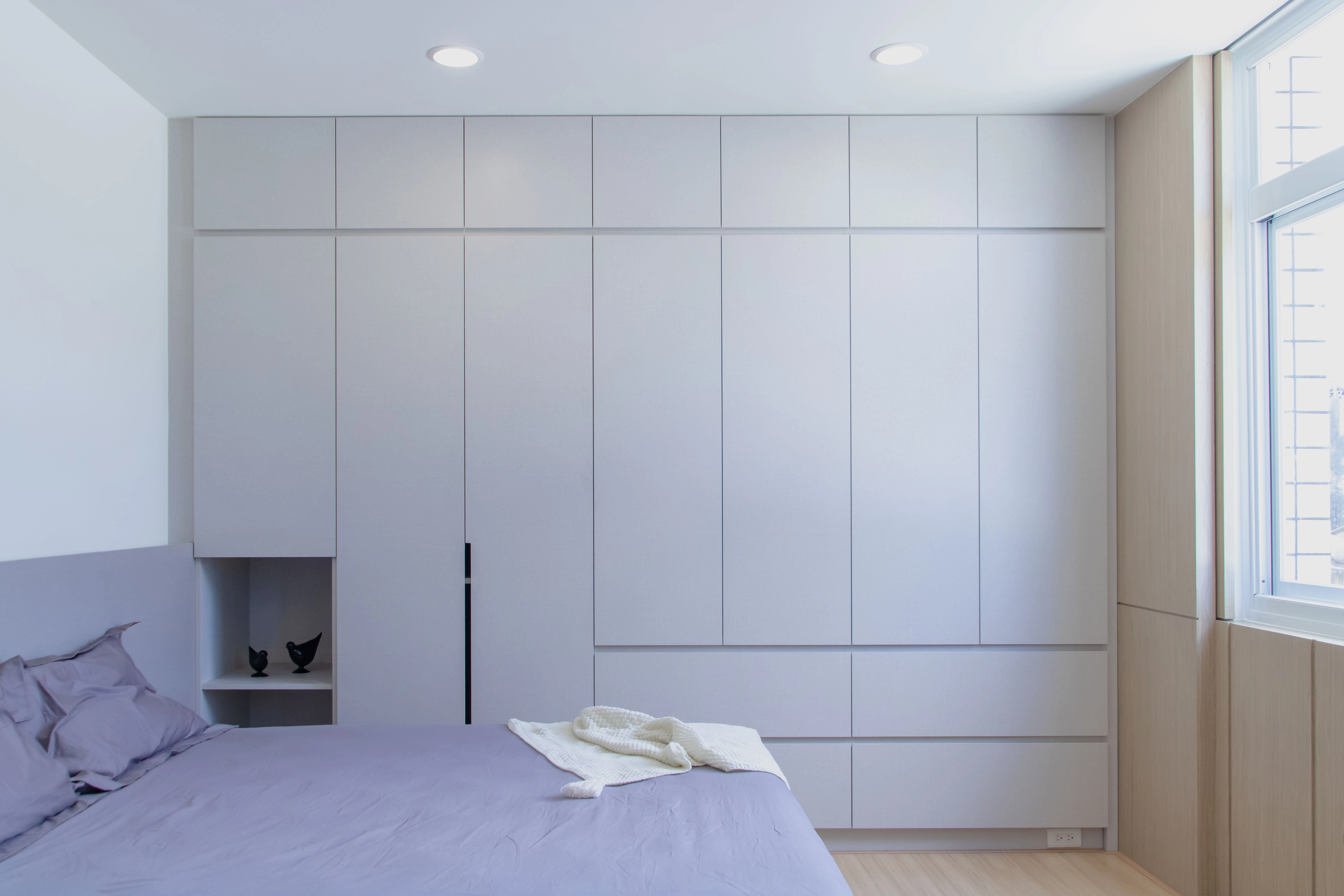 高品質系統家具: 門片開合手感精緻,細節巧思旨在創造寬敞舒適的生活。