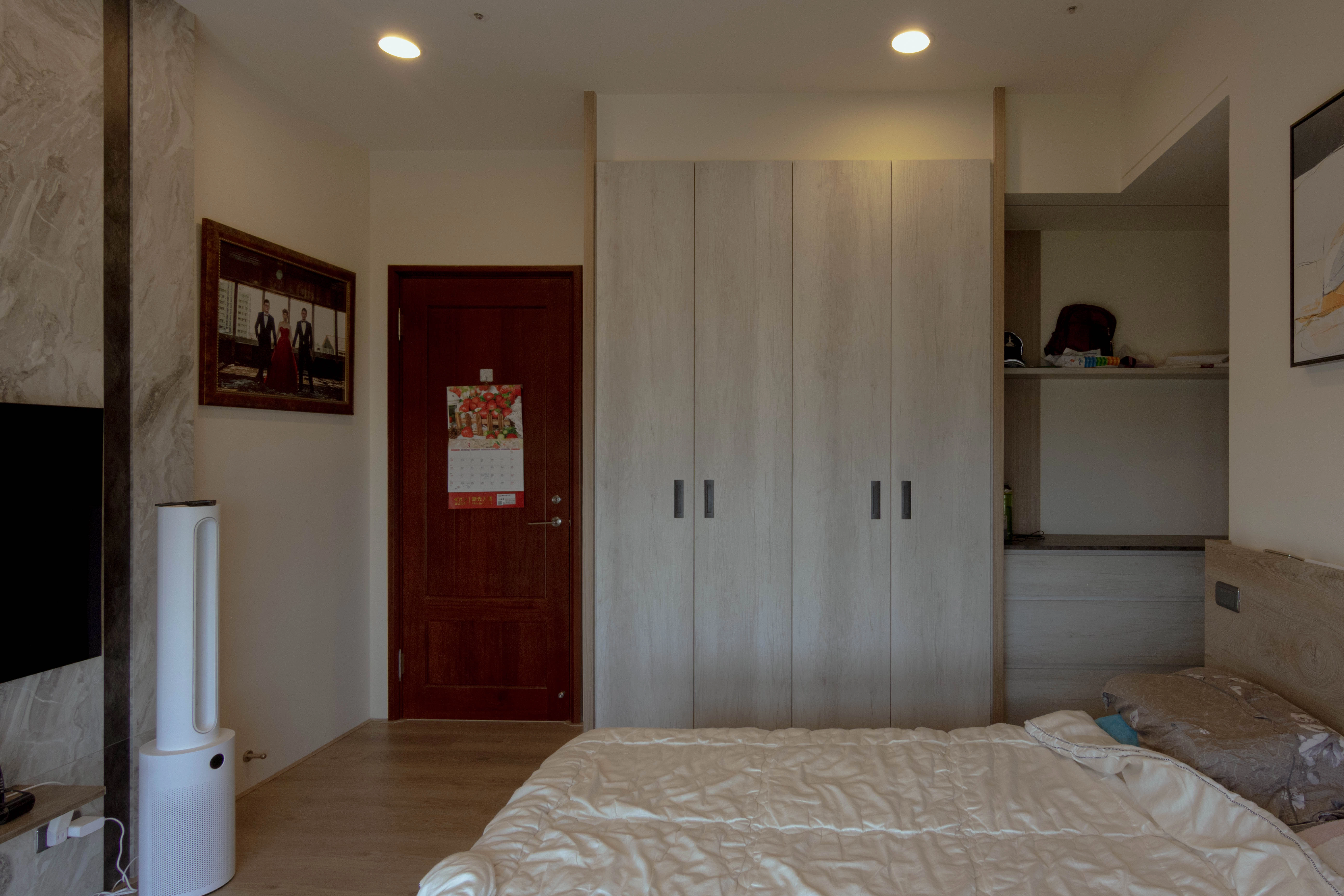 德盈設計孝親房案例:簡約系統衣櫃整合展示收納,提供長輩房充足機能與質感。