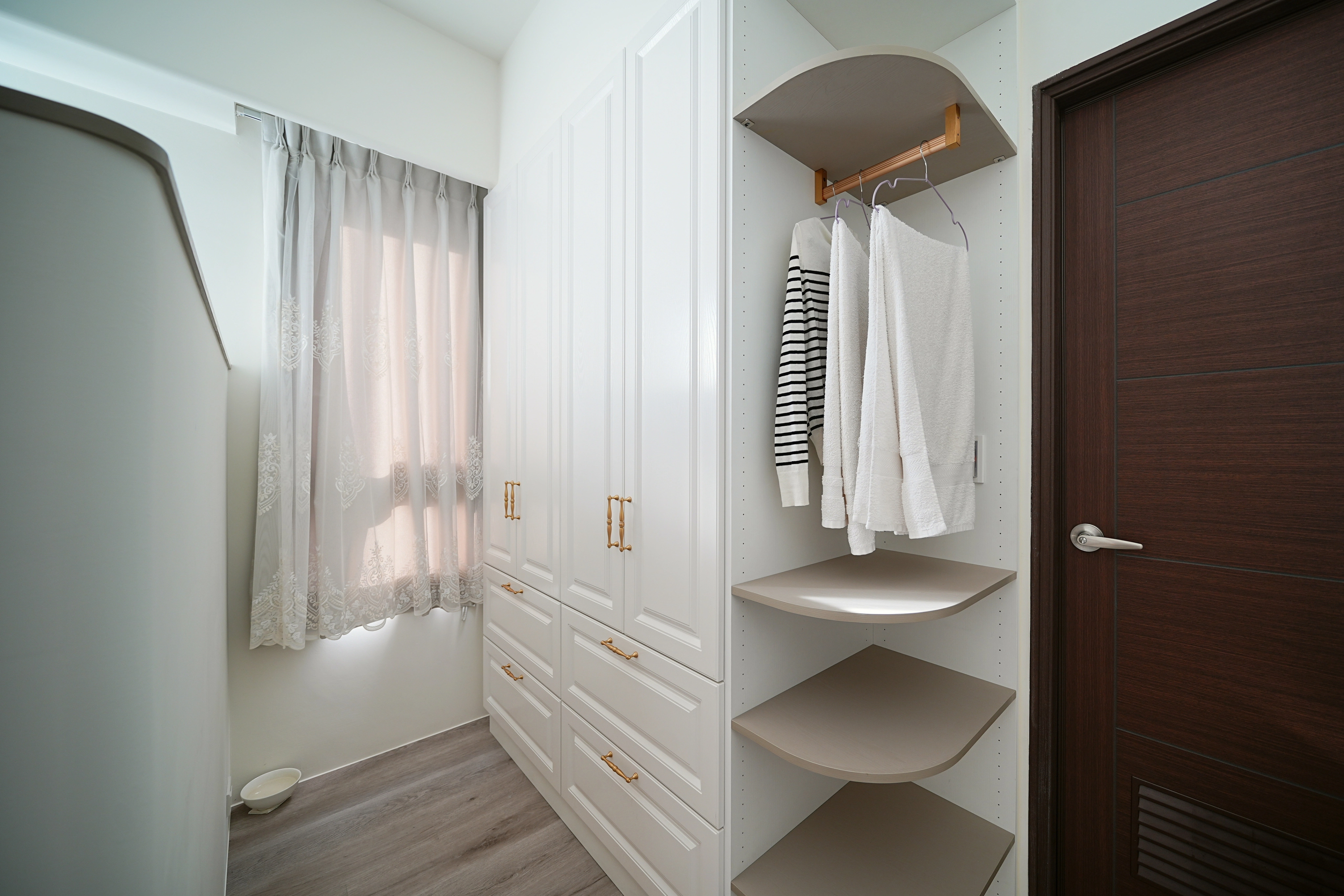 圓弧造型開放展示櫃: 柔和視覺線條,增添主臥室設計細節。