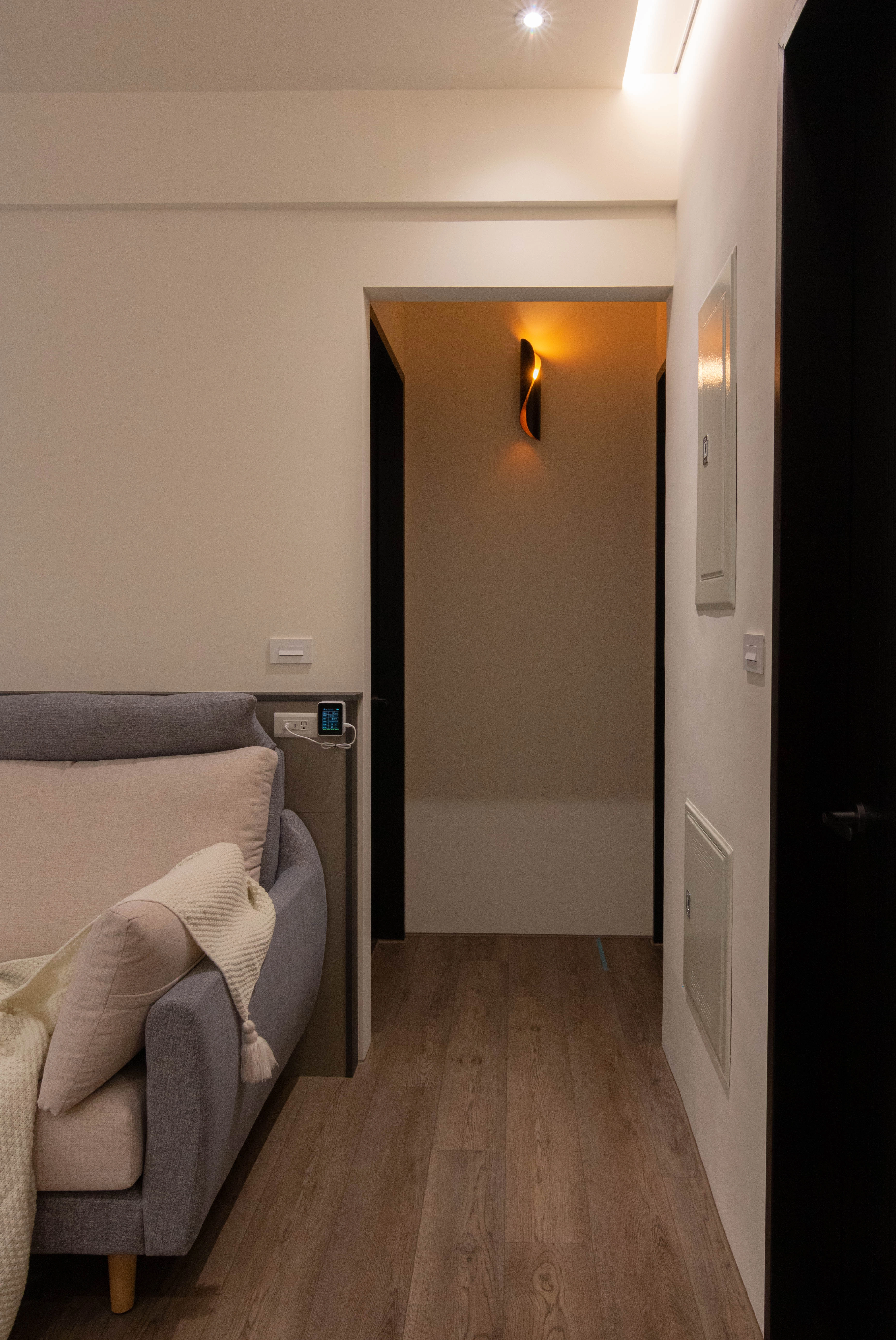 德盈設計：精選現代風格走廊燈具，透過暖色光暈勾勒居家動線，提升空間層次感並營造柔和生活氣息。