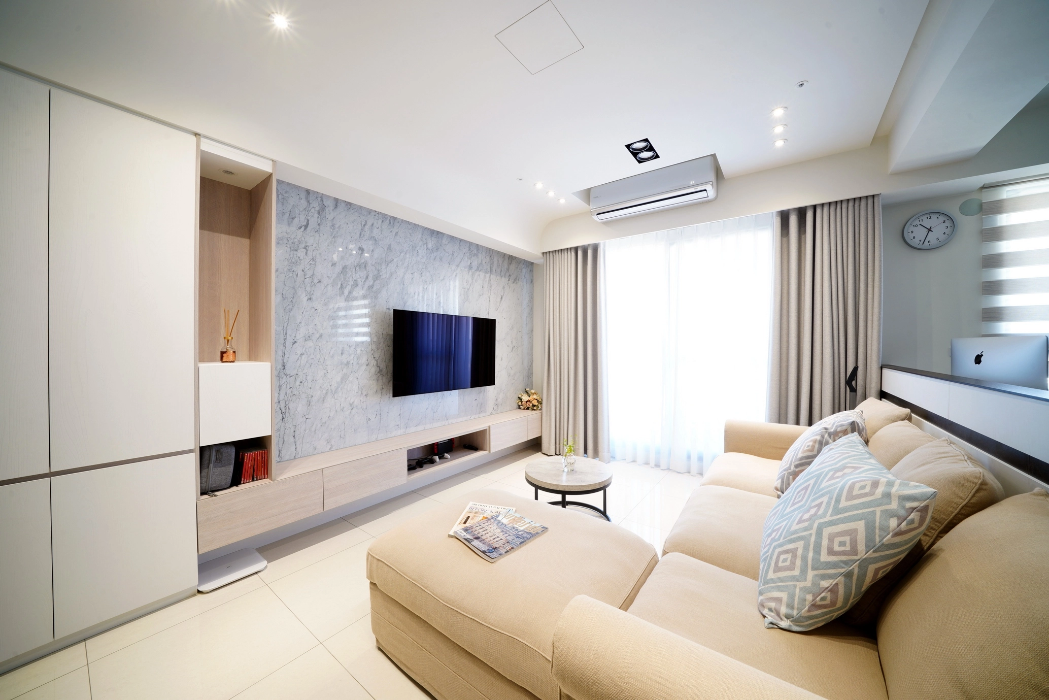 德盈設計客廳案例:大理石紋電視牆搭配米色布沙發,營造輕奢北歐氛圍。