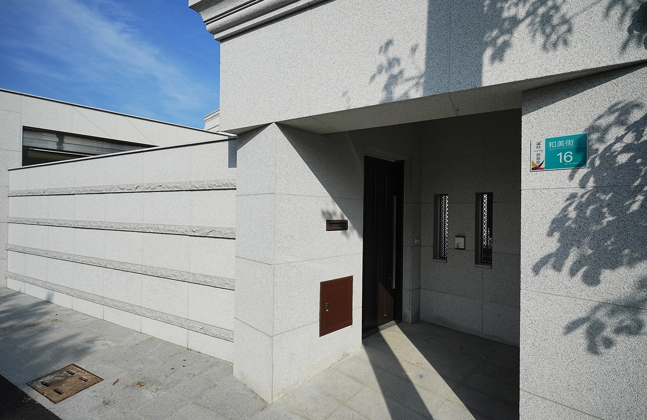 質感台南東區室內設計：德盈自地自建作品，精緻雕刻門牌與大氣入口規劃。