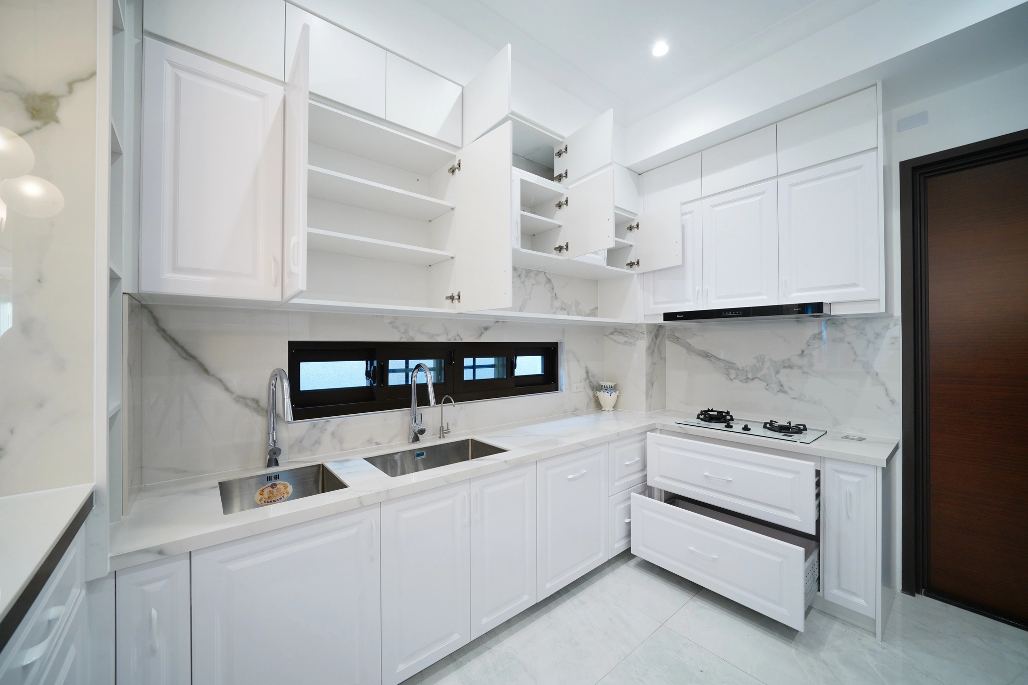 廚房採用潔淨淺色基調,搭配抗汙門板與順手動線,提升料理手感。