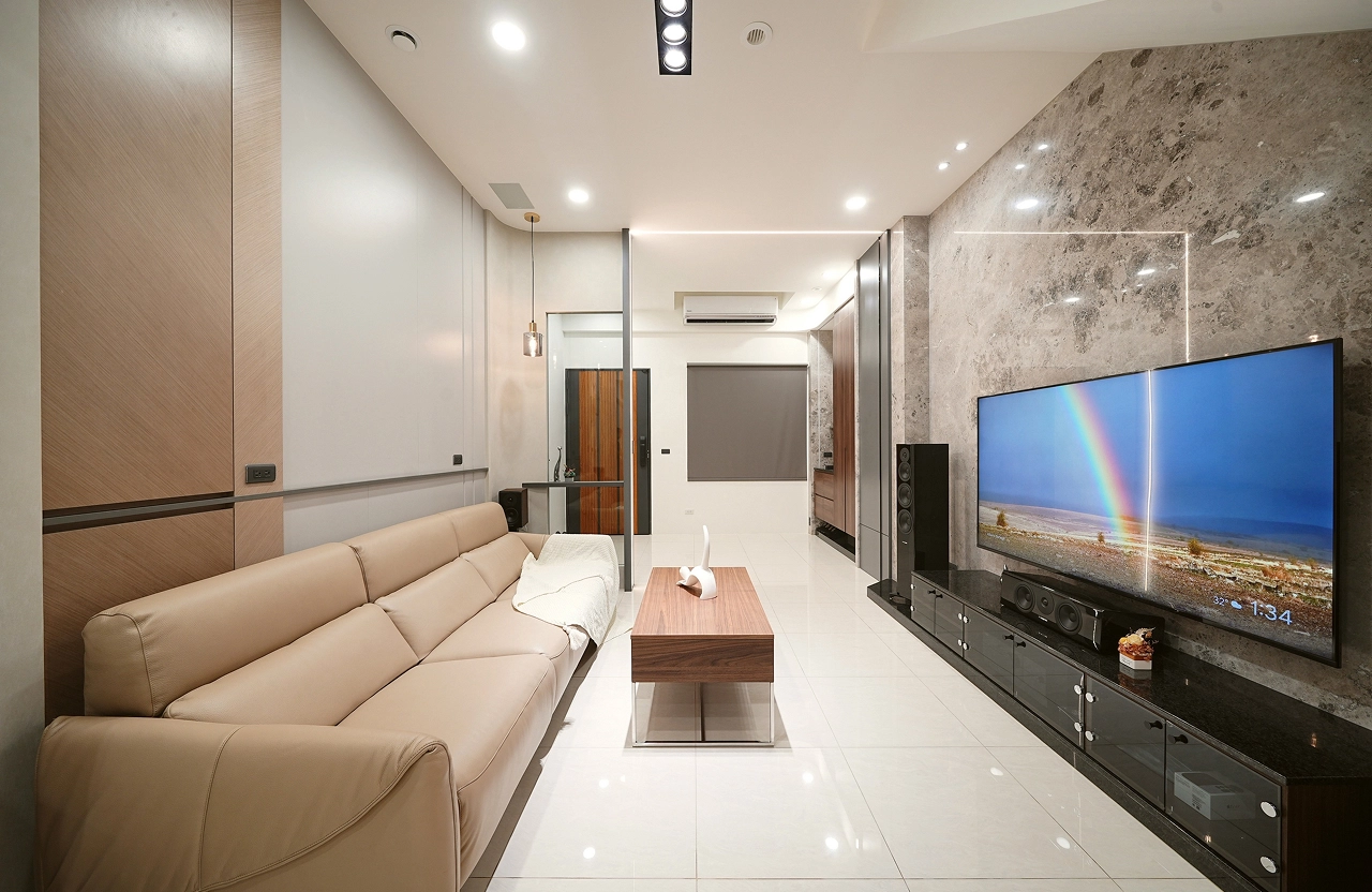 德盈空間規劃：選用天然紋理大理石電視牆，結合隱藏式收納櫃，呈現低調奢華的客廳視覺重點。