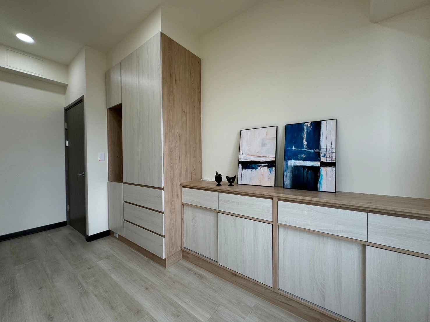 德盈室內設計:整體風格色調和諧統一,結合現代簡約與人文溫度,展現精緻舒適的主臥室美學。