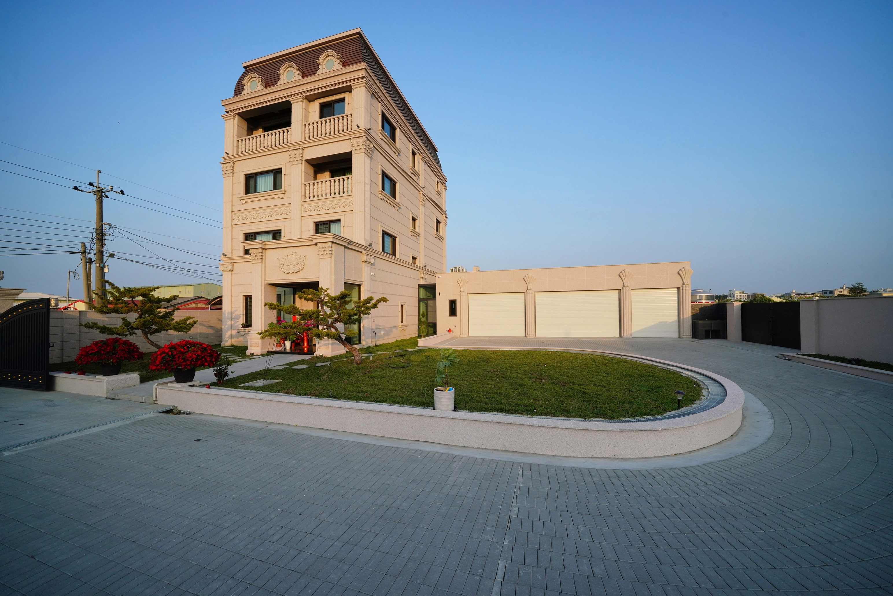 自地自建別墅外觀規劃,簡約線條揉合新古典美學,型塑開闊視覺。