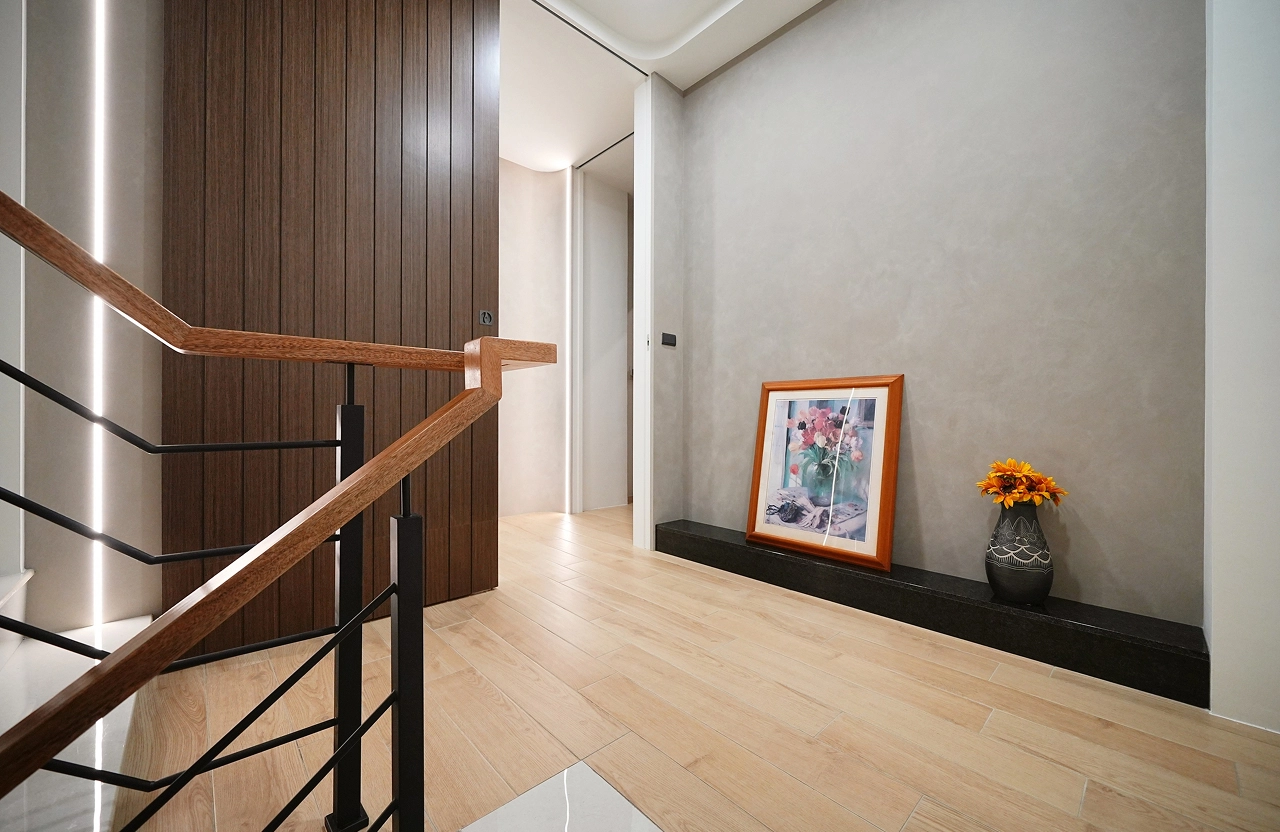 德盈設計：走廊牆面運用細膩藝術塗料，透過自然光線變化，展現出豐富且具層次的空間美學。