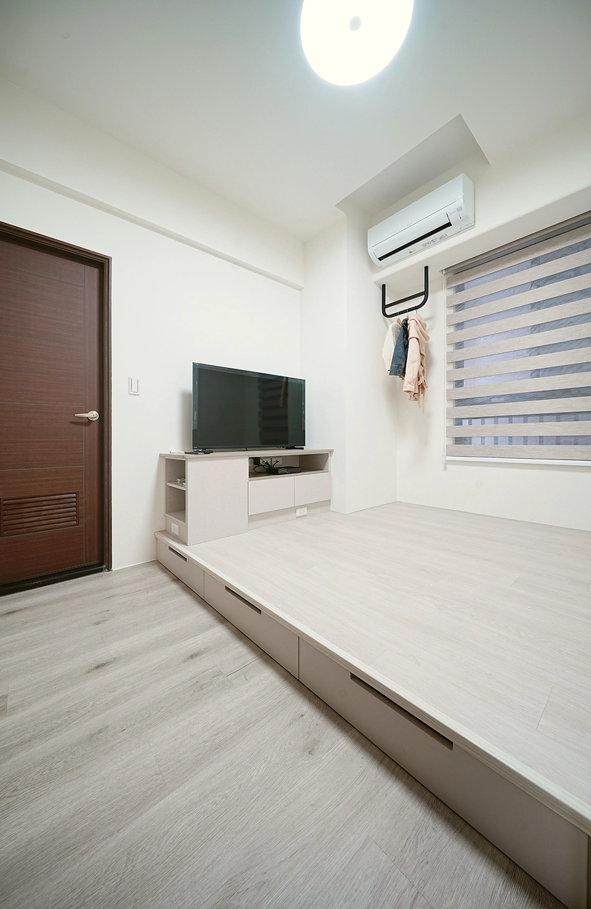 客臥架高木地板設計： 兼具床架與收納功能，型塑清爽多功能房。