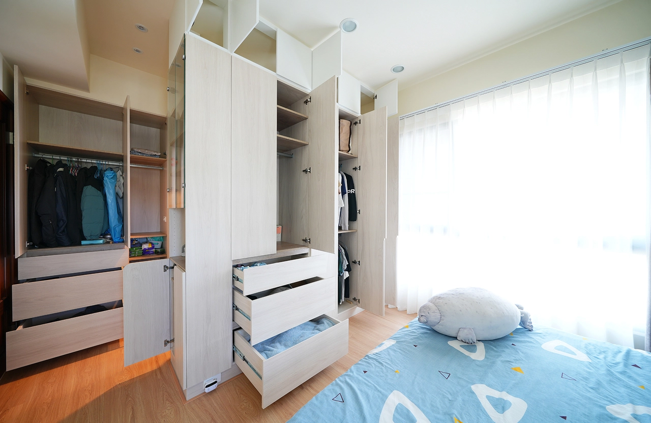 德盈設計客房收納：客製化系統衣櫃配置，多層抽屜提升儲物效率，讓有限空間發揮最大收納功能。