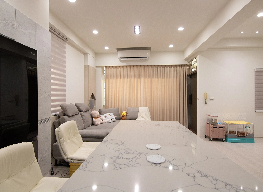 老屋翻修客廳規劃:開放式中島餐桌連接寬敞客廳,搭配柔和落地窗簾採光,重塑中古屋明亮生活動線。
