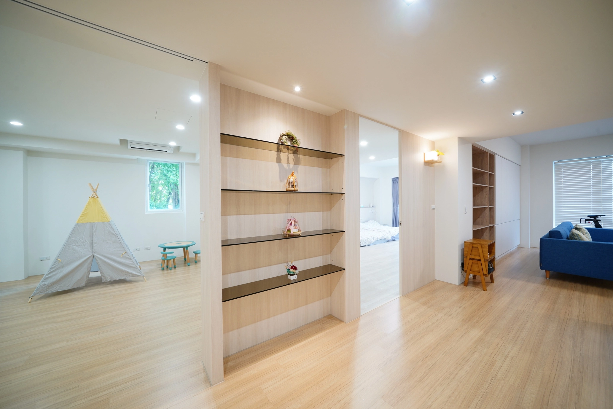 德盈案例分享:彈性整合臥室與遊戲室功能,兼顧睡眠與親子共樂空間,打造高坪效的現代居家。