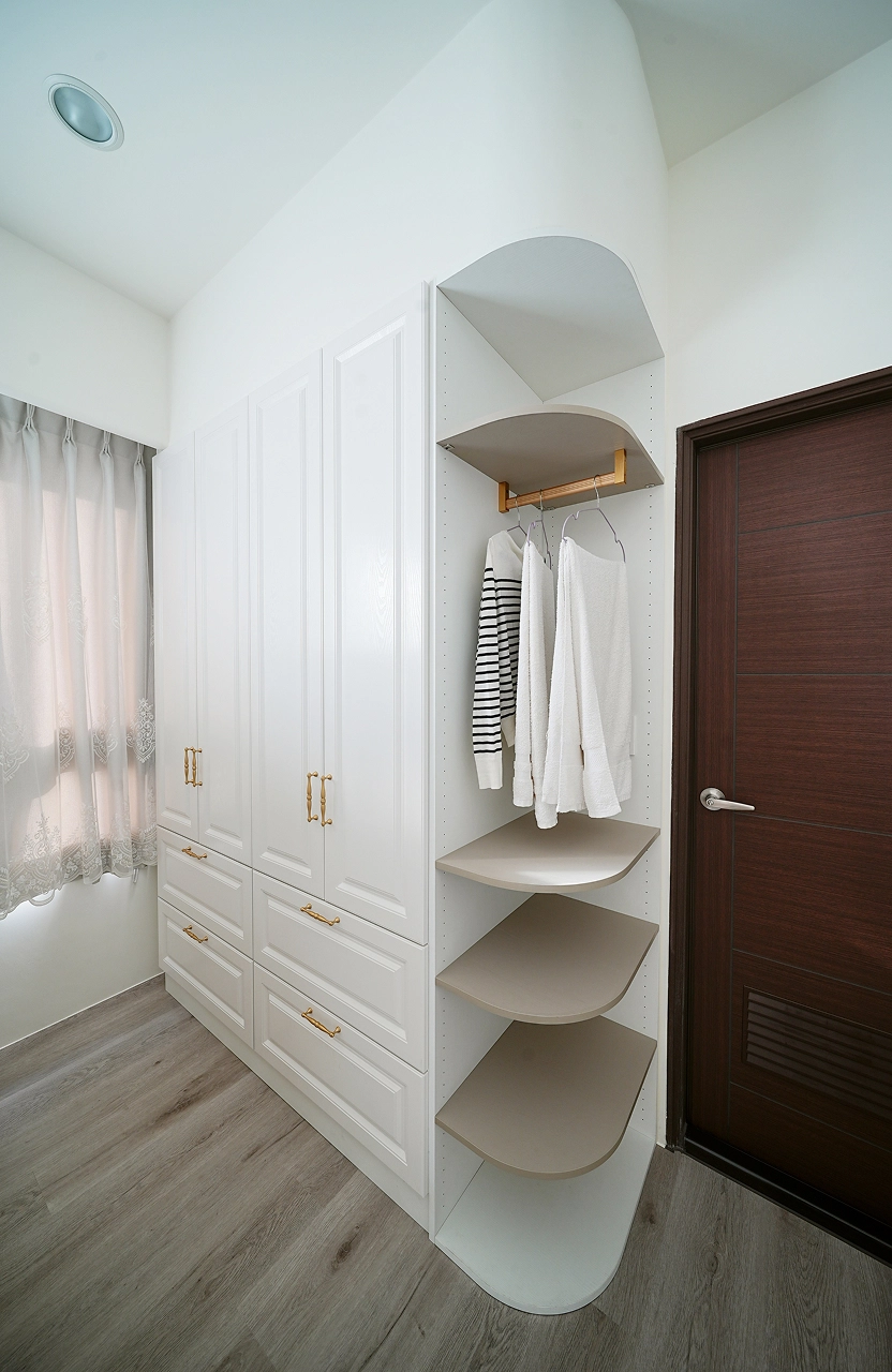 衣櫃結合圓弧收納櫃： 消弭轉角銳利感，提升使用安全性。