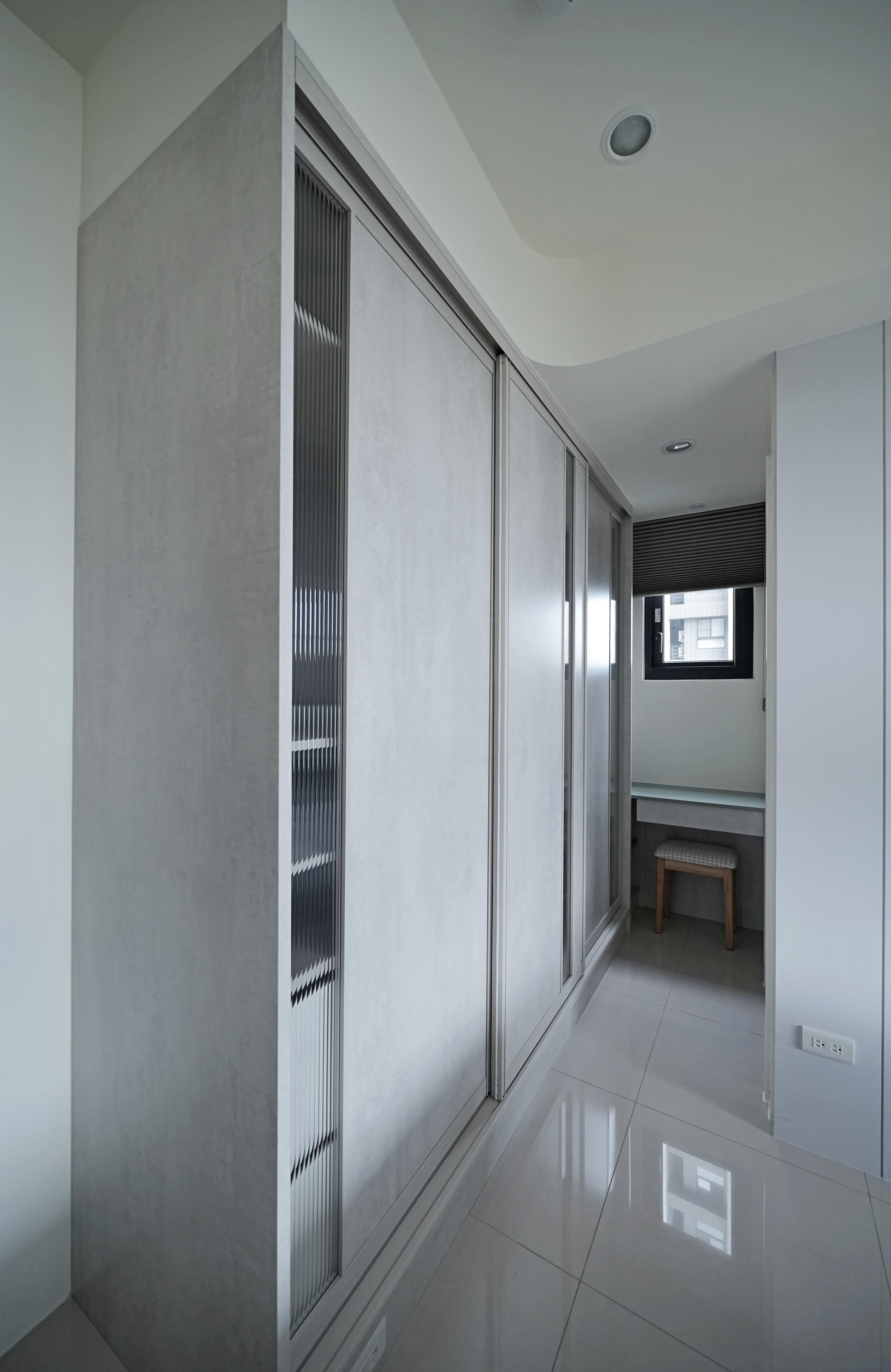 德盈臥室裝修：系統衣櫃延伸化妝台設計搭配簡約化妝台