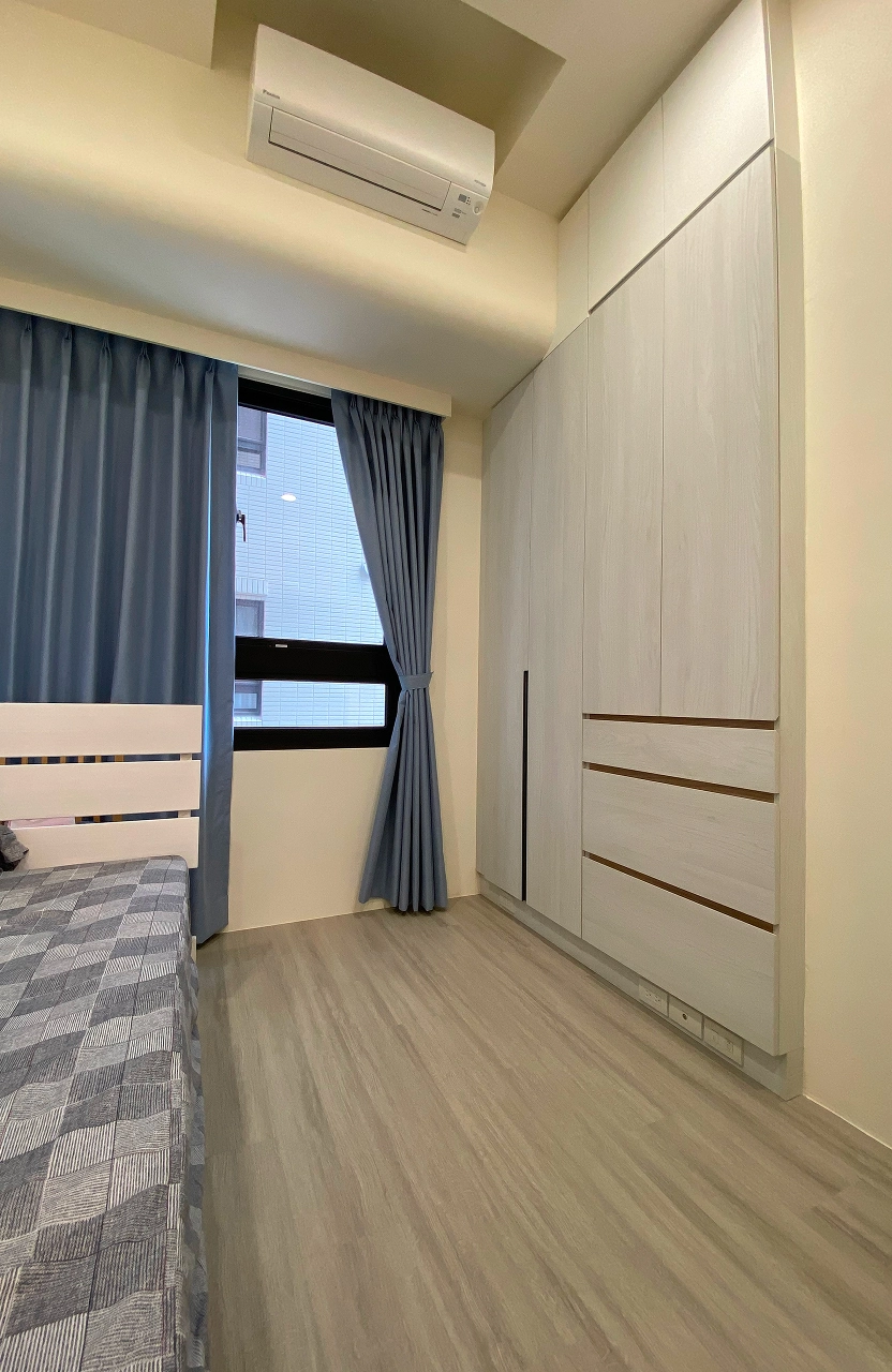 臥室系統櫃設計：頂天立地無把手衣櫃規劃，極致收納優化小坪數空間