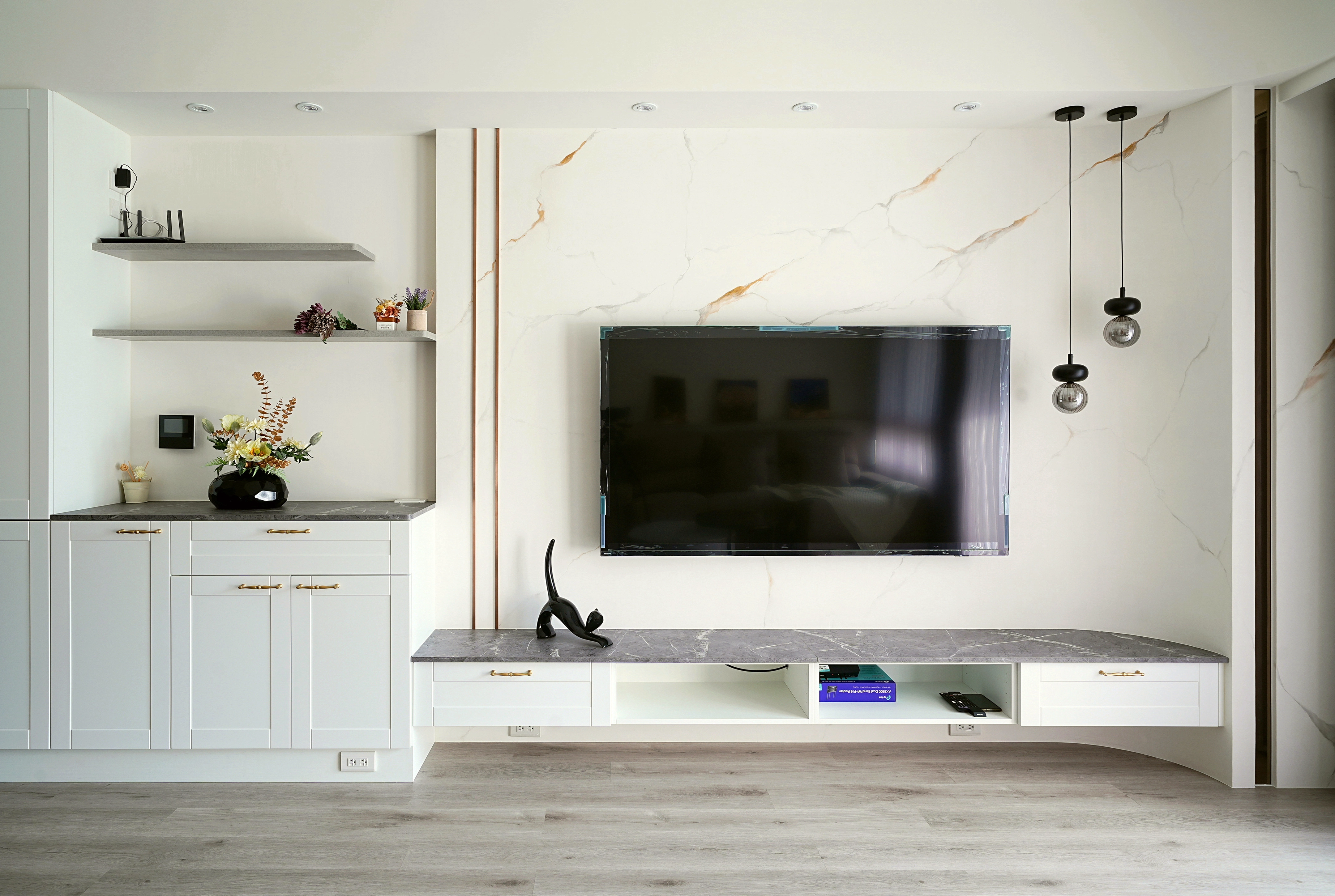 雪白銀狐藝術塗料牆: 手作細膩紋理,型塑客廳大氣藝術視覺。