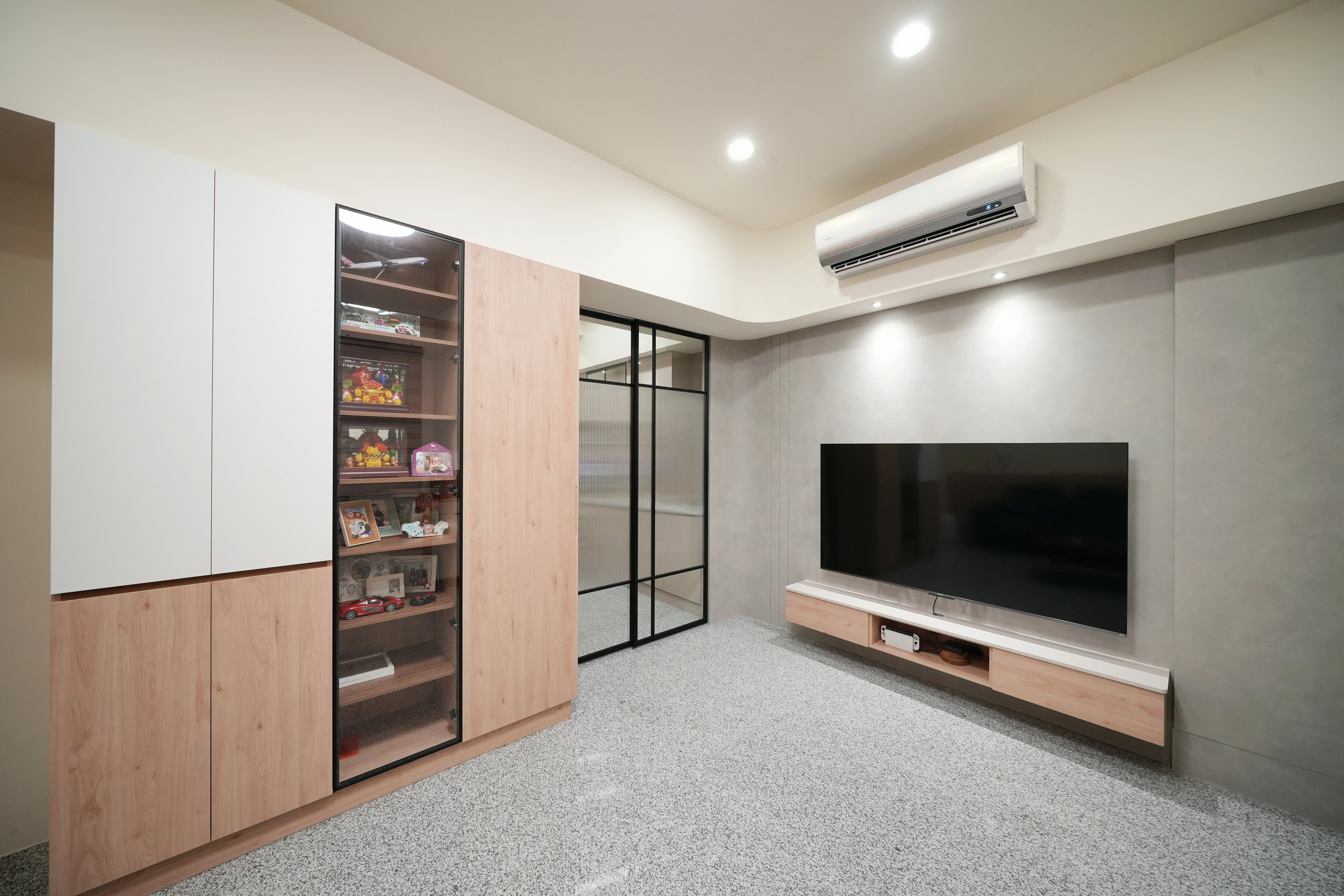 塗料電視牆搭系統櫃收納,長虹玻璃推拉門區隔空間,現代簡約高機能客廳。