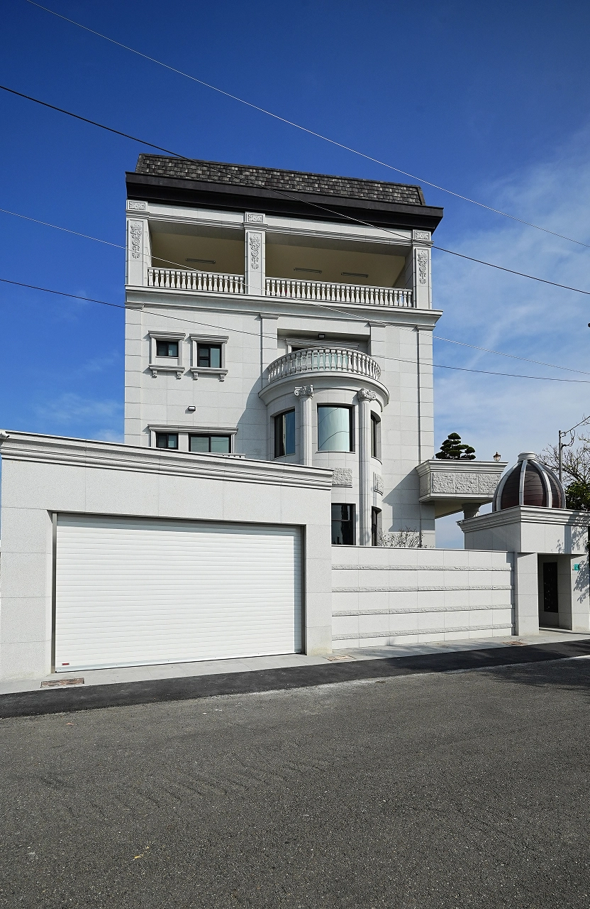 德盈操刀關廟自建宅建築外觀，新古典比例搭配庭院圍牆一氣呵成。