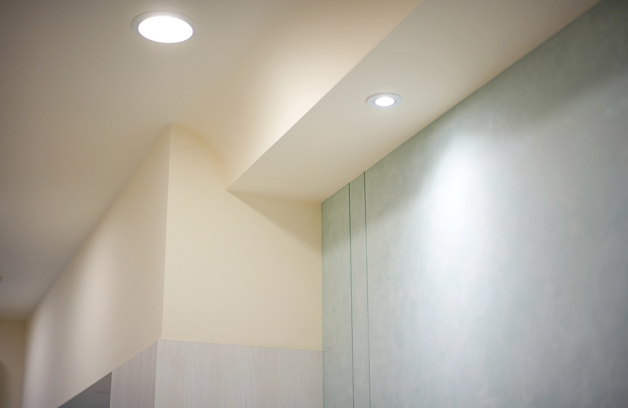 德義設計工藝：窗簾盒內嵌 LED 間接燈光，打造溫馨高質感的睡眠空間。