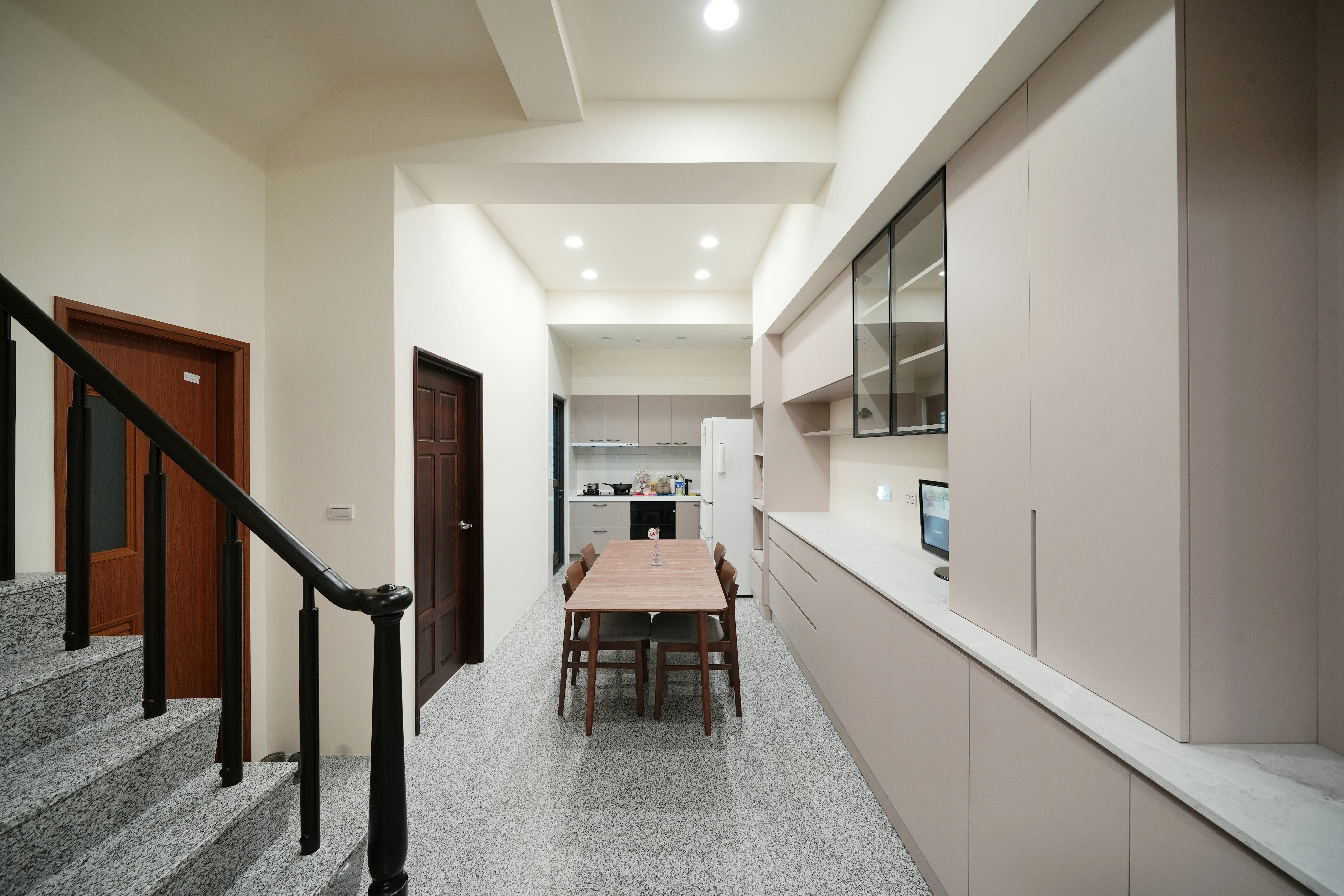 奶茶色系系統餐邊櫃,結合電器高櫃與鋁框玻璃懸吊櫃,具備優雅收納機能。