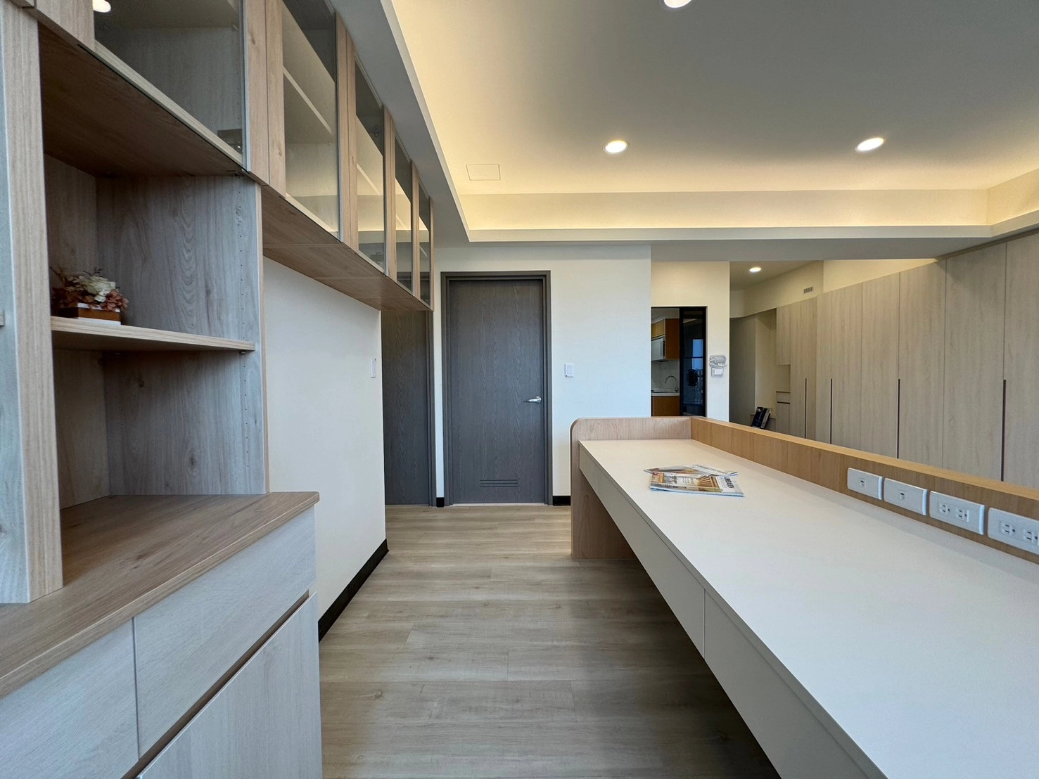 德盈設計:全屋選用溫潤木紋配色系統板,營造自然舒適的空間氛圍,展現極簡且沉穩的質感。