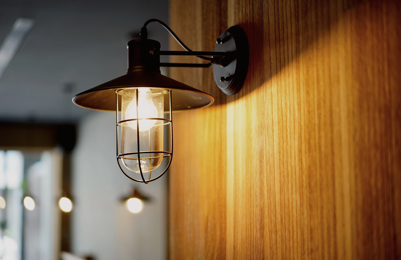 造型鐵件燈具點綴： 金屬元素增加空間重心，營造沉穩氛圍。