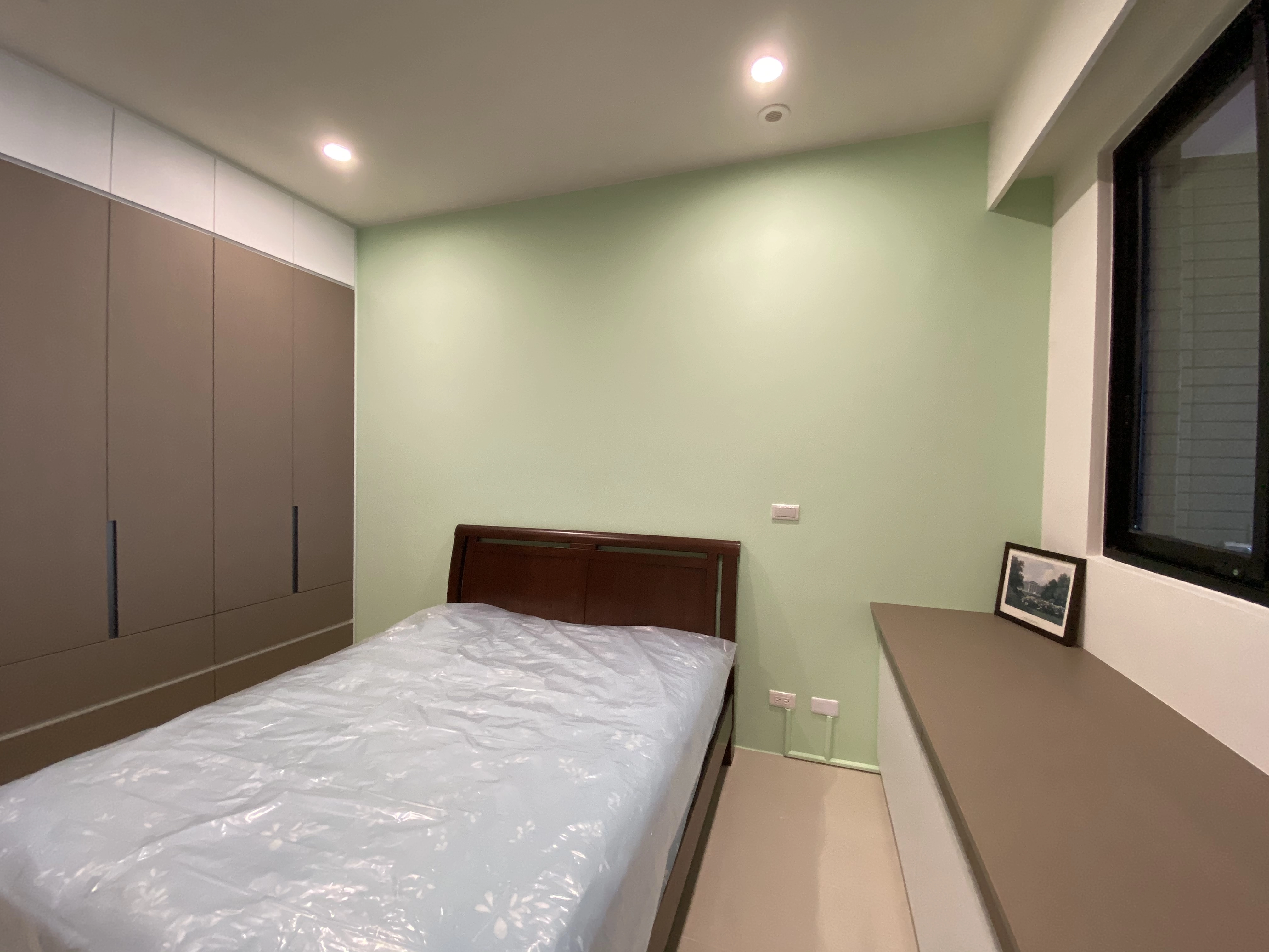 德盈室內設計:草綠床頭牆與摩卡色系統板跳色,為孩臥營造自然清新且沈穩的視覺層次感。