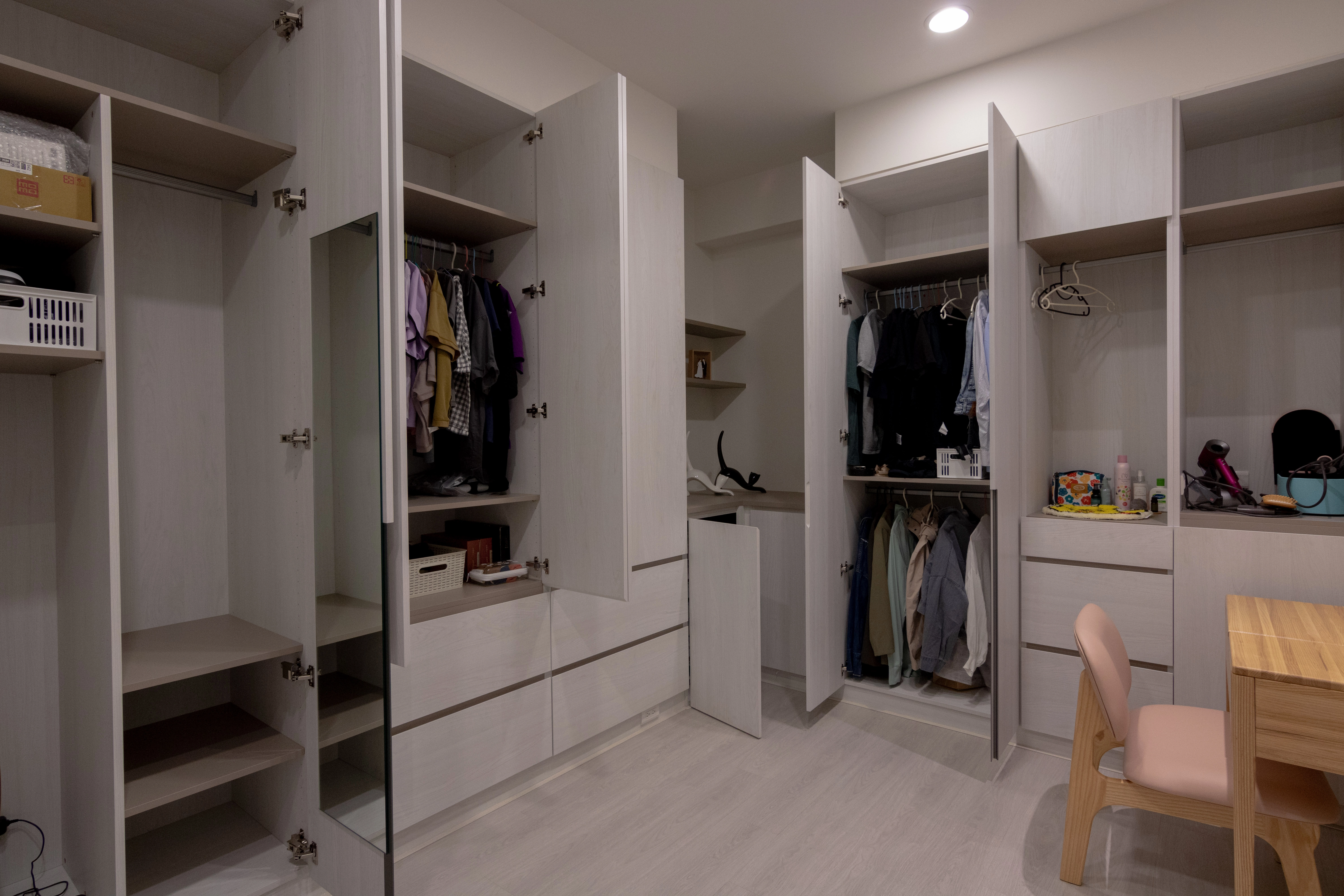 展示系統衣櫃強大內部收納功能,分層掛衣區與抽屜規劃,專業系統櫃設計讓衣物分類井然有序。
