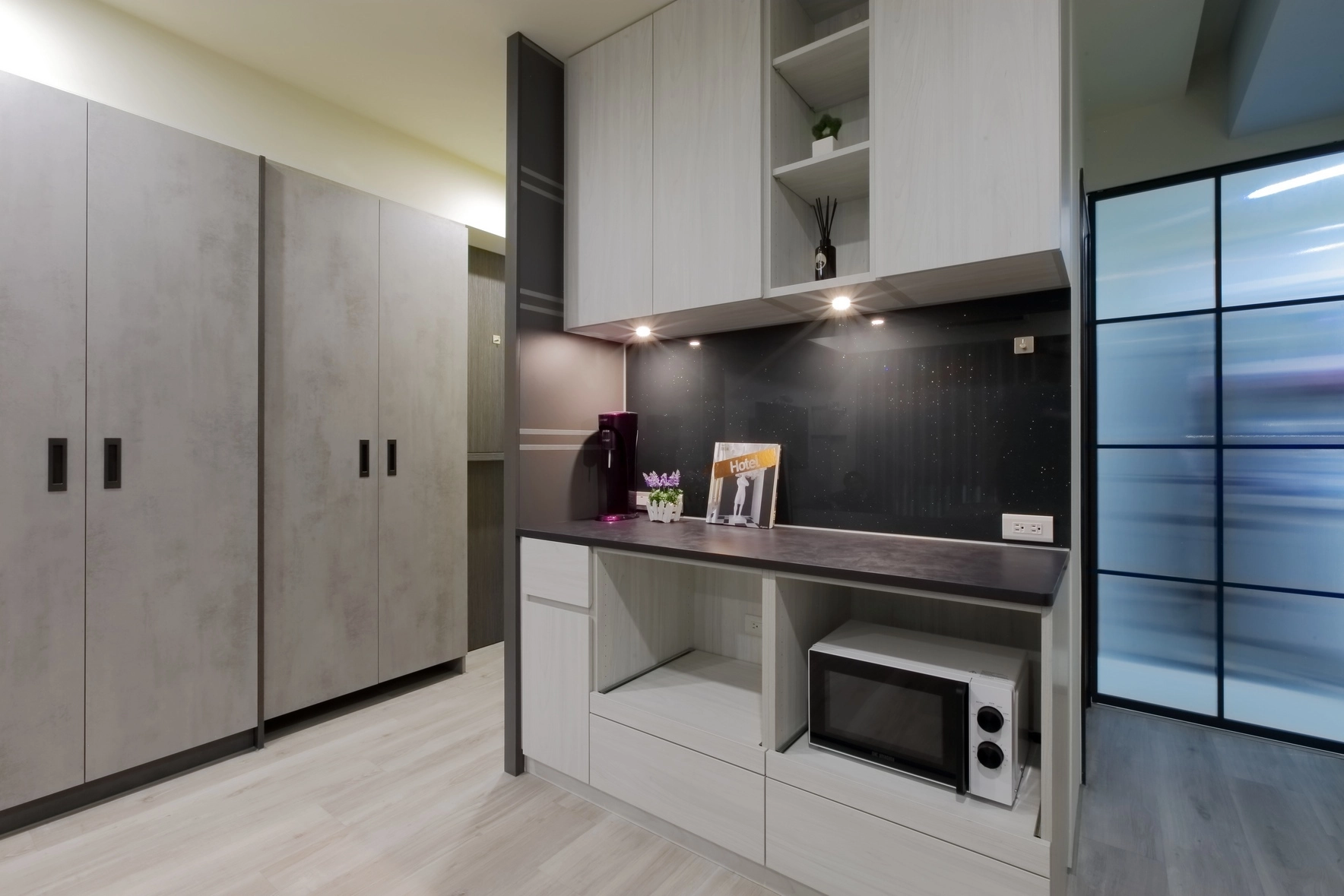 德盈設計電器櫃案例:輕工業風系統櫃結合黑石紋背板,收納空間極致俐落。