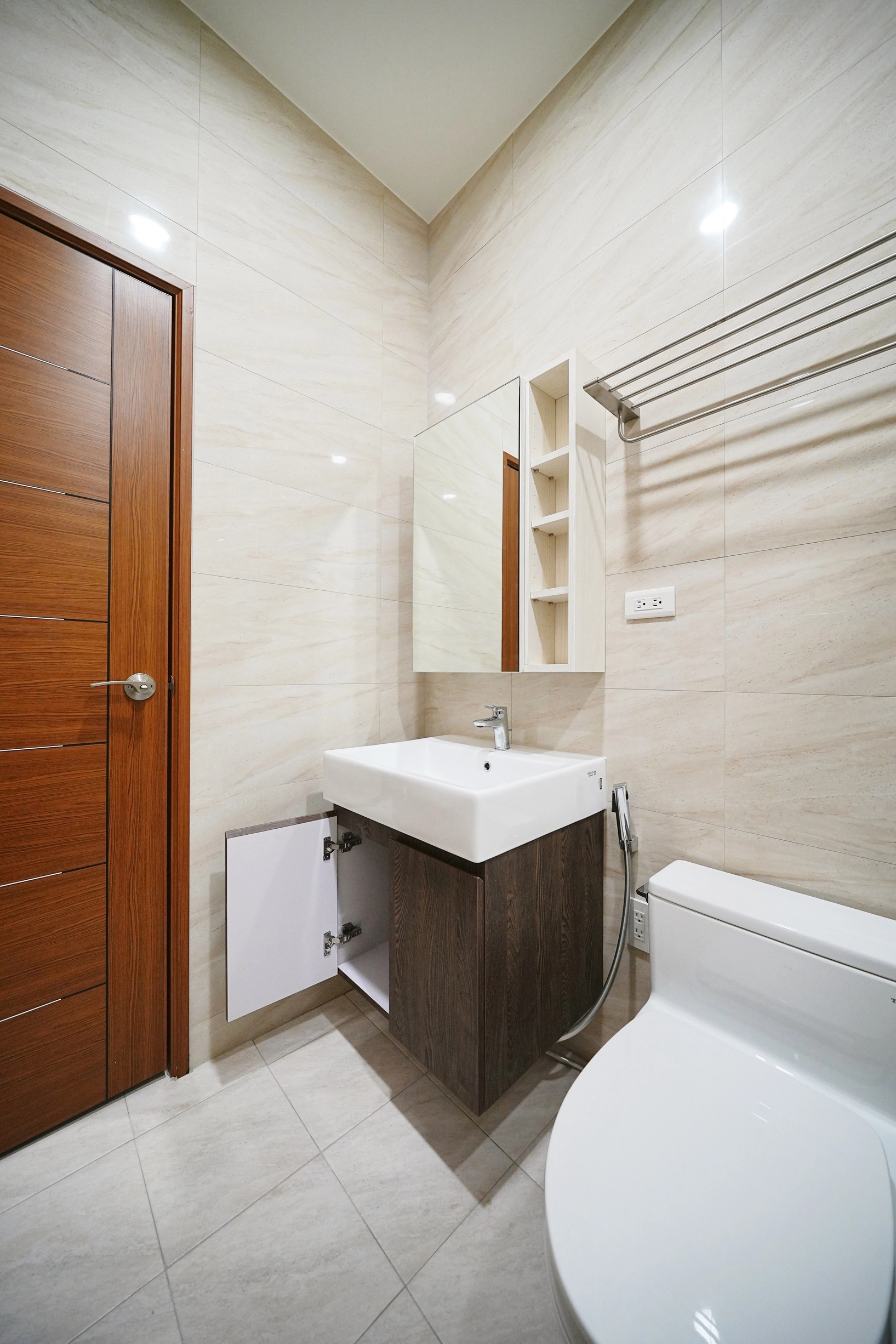 德盈室內設計：精緻浴室空間規劃，選用防滑質感磁磚搭配現代衛浴五金，打造舒適優雅的洗浴體驗。