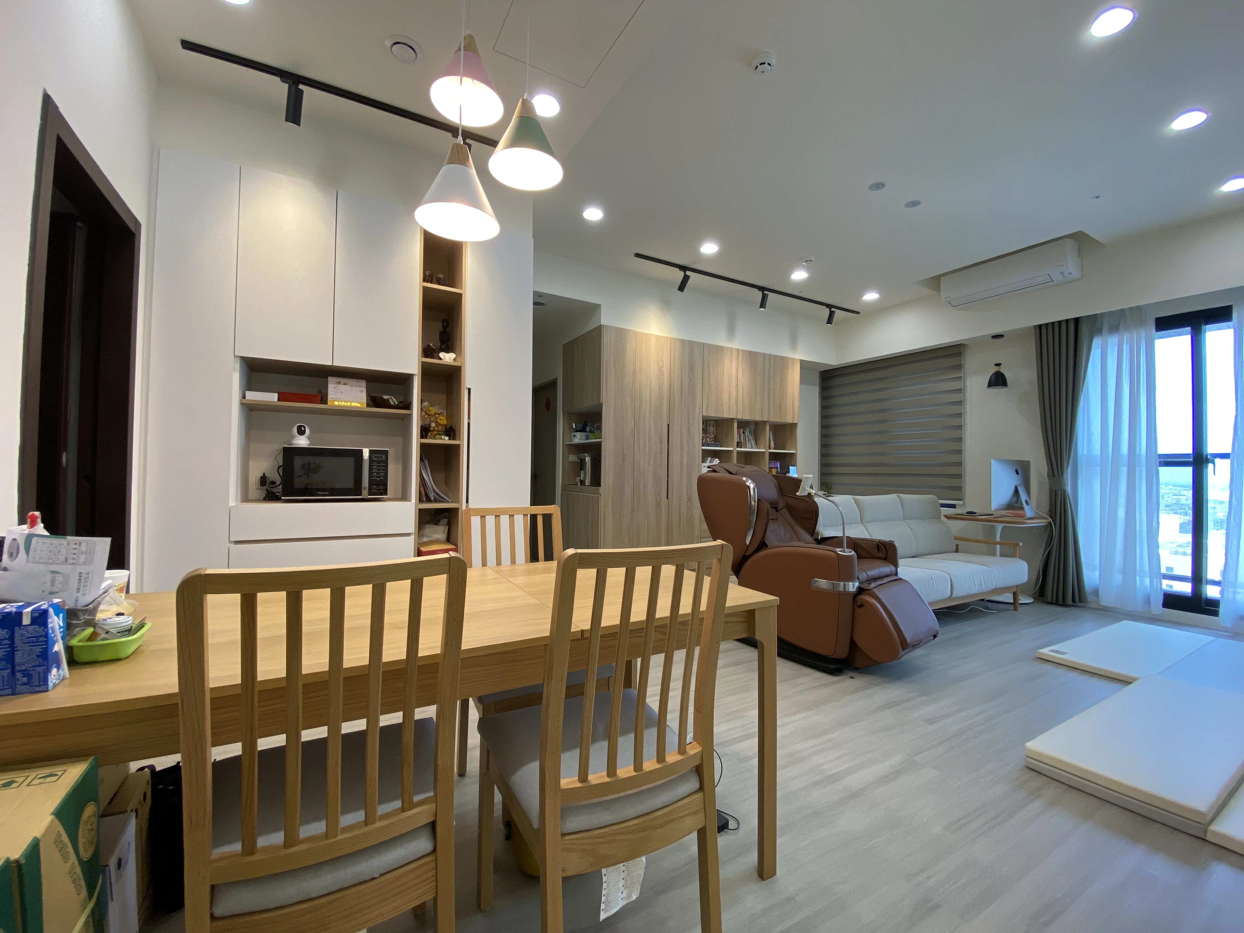 德盈 Japandi 系統櫃: 兼具簡約美感與收納,規畫安全育嬰空間。