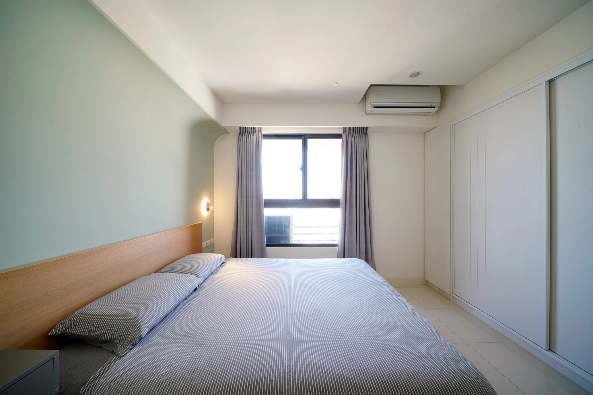 德盈臥室設計案例:系統滑門衣櫃整合收納空間,簡約現代風格提升臥房生活品質。