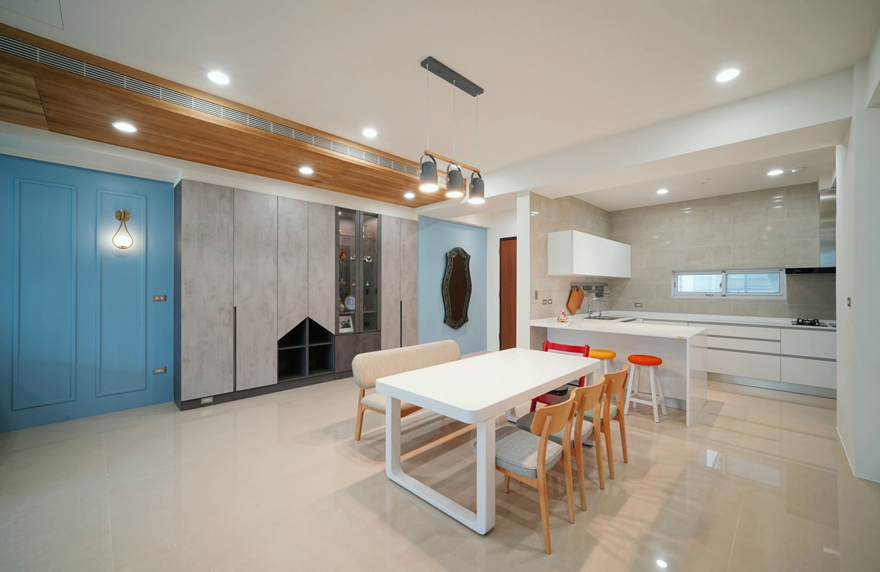 北歐風餐廳系統家具工程：木質天花板搭配極簡吊燈，營造溫馨氛圍