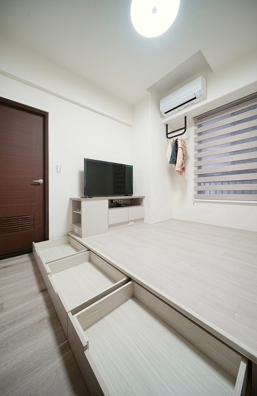 架高地板大容量抽屜櫃： 活用床底空間收納，解決小坪數儲物煩惱。