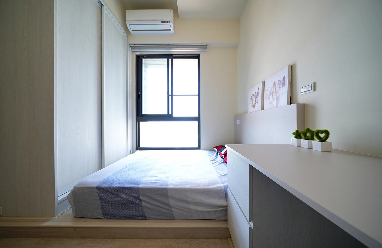 德盈室內設計客房裝修：推拉門系統衣櫃節省走道空間，搭配舒適架高式地台，創造小坪數極致收納與機能美感。