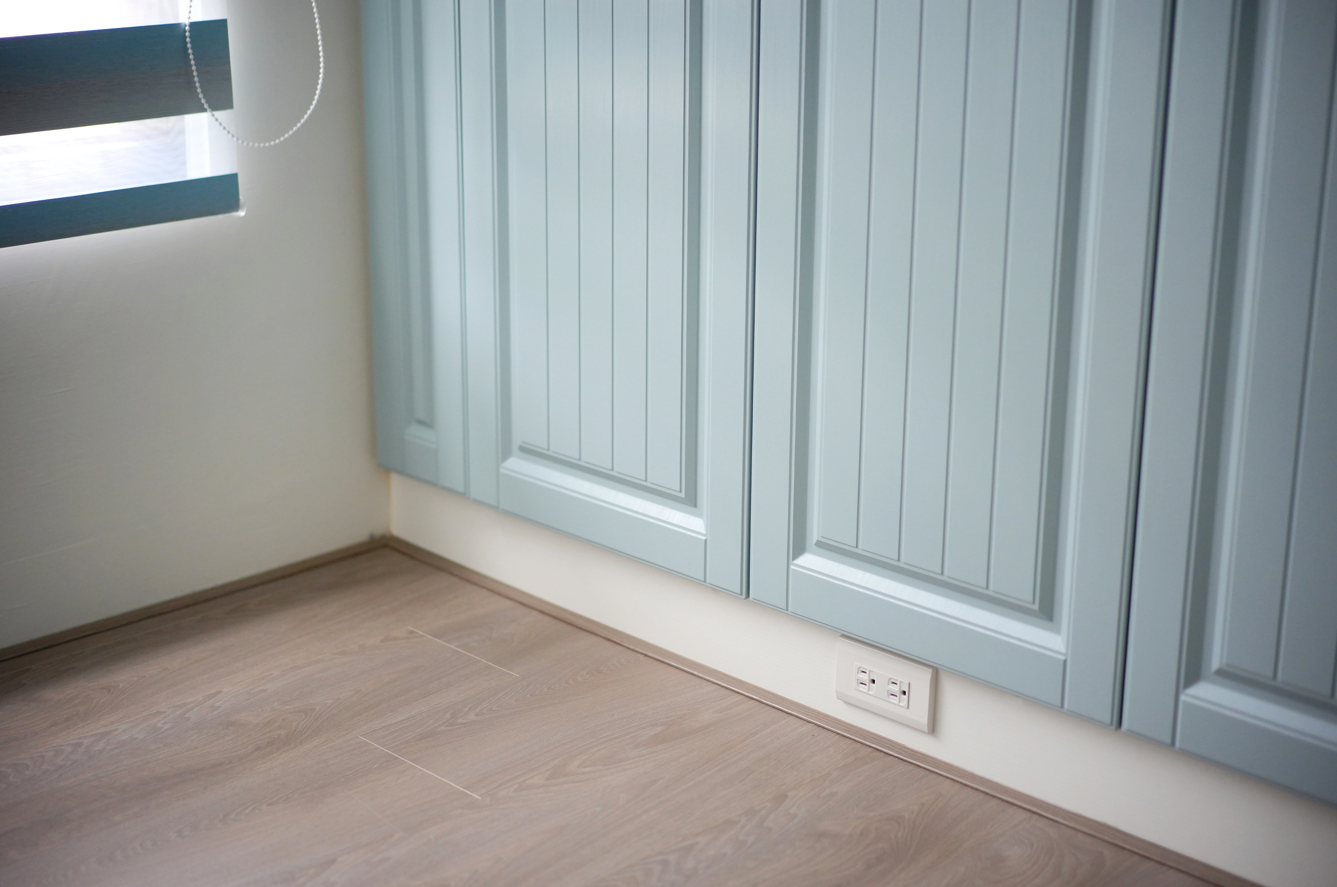 德盈設計衣櫃案例:歐風古典系統衣櫃整合展示機能,純白簡約設計演繹現代精品更衣室。