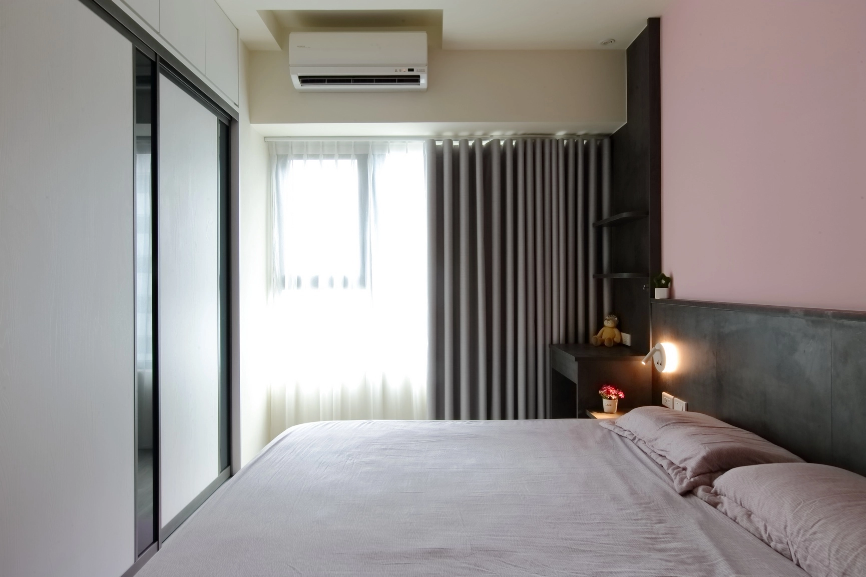 德盈臥室案例:系統衣櫃結合滑門設計,搭配床頭閱讀燈,極大化小空間機能。