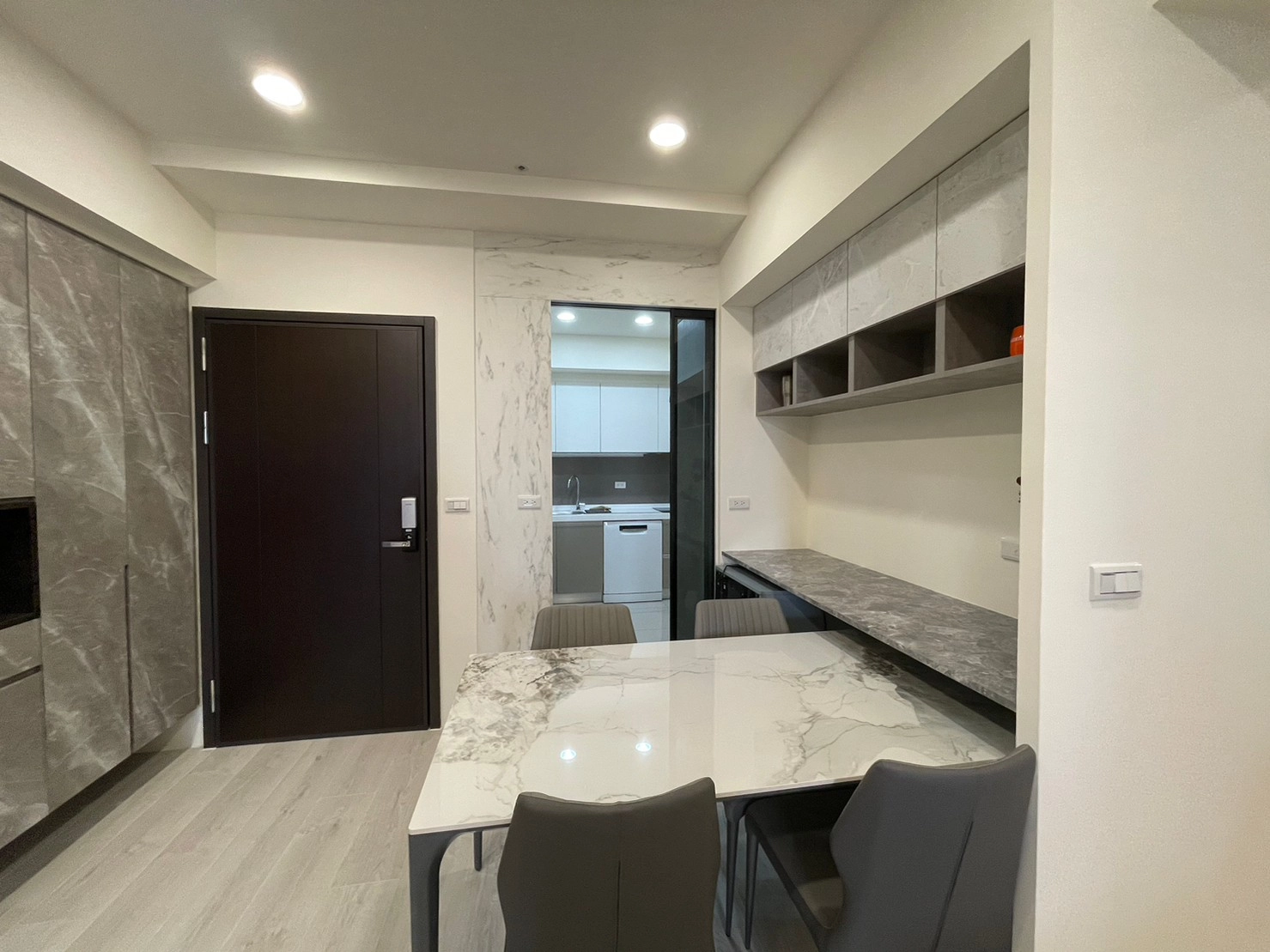 德盈打造現代簡約26坪宅,玻璃隔間與系統櫃,賦予居所通透質感。