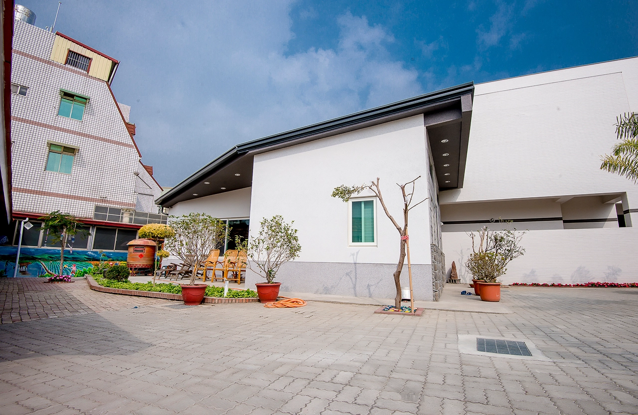 歸仁老屋翻新基礎工程： 拆除天花板重新施作，全面防治白蟻。