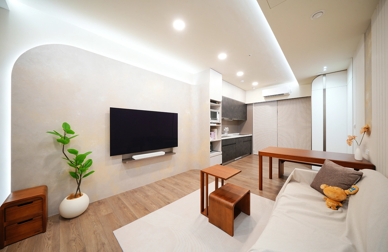 德盈奶咖色客廳設計：藝術塗料電視牆搭配超耐磨木地板，營造溫潤居家質感。