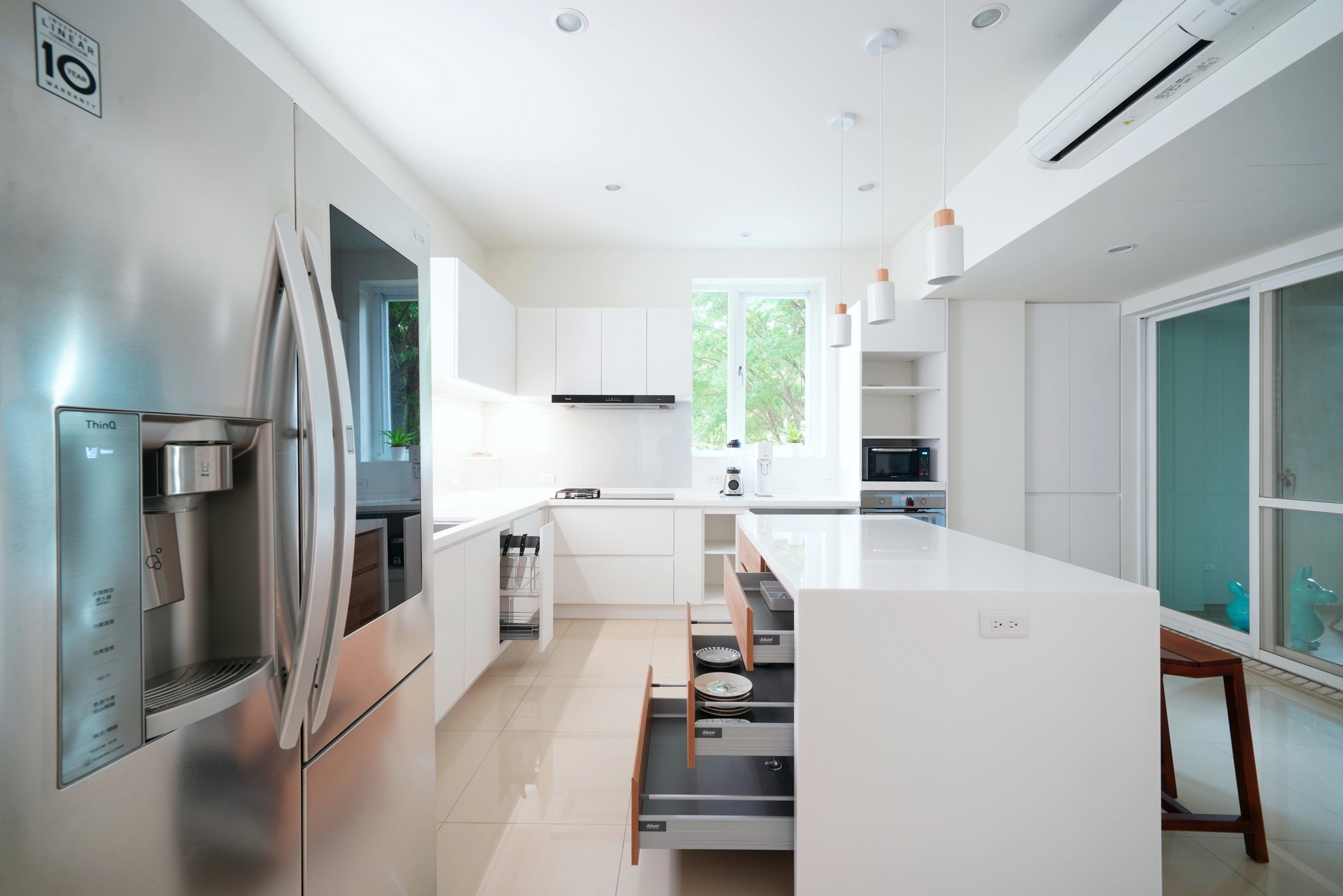 50坪北區中古屋。簡約白色與溫潤木質為基底,台南系統櫃設計打造北歐風格。