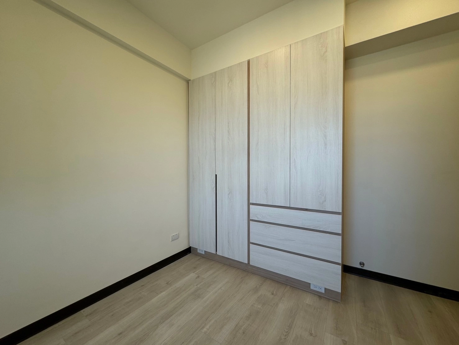 德盈設計:木紋系統板與木地板配色完美呼應,以溫潤木質調打造自然舒適、和諧一致的居家空間。