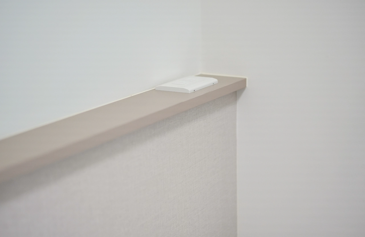 德盈設計裝修實景：溫潤木質紋理搭配層板燈光細節，營造精巧雅緻的居家展示角落。