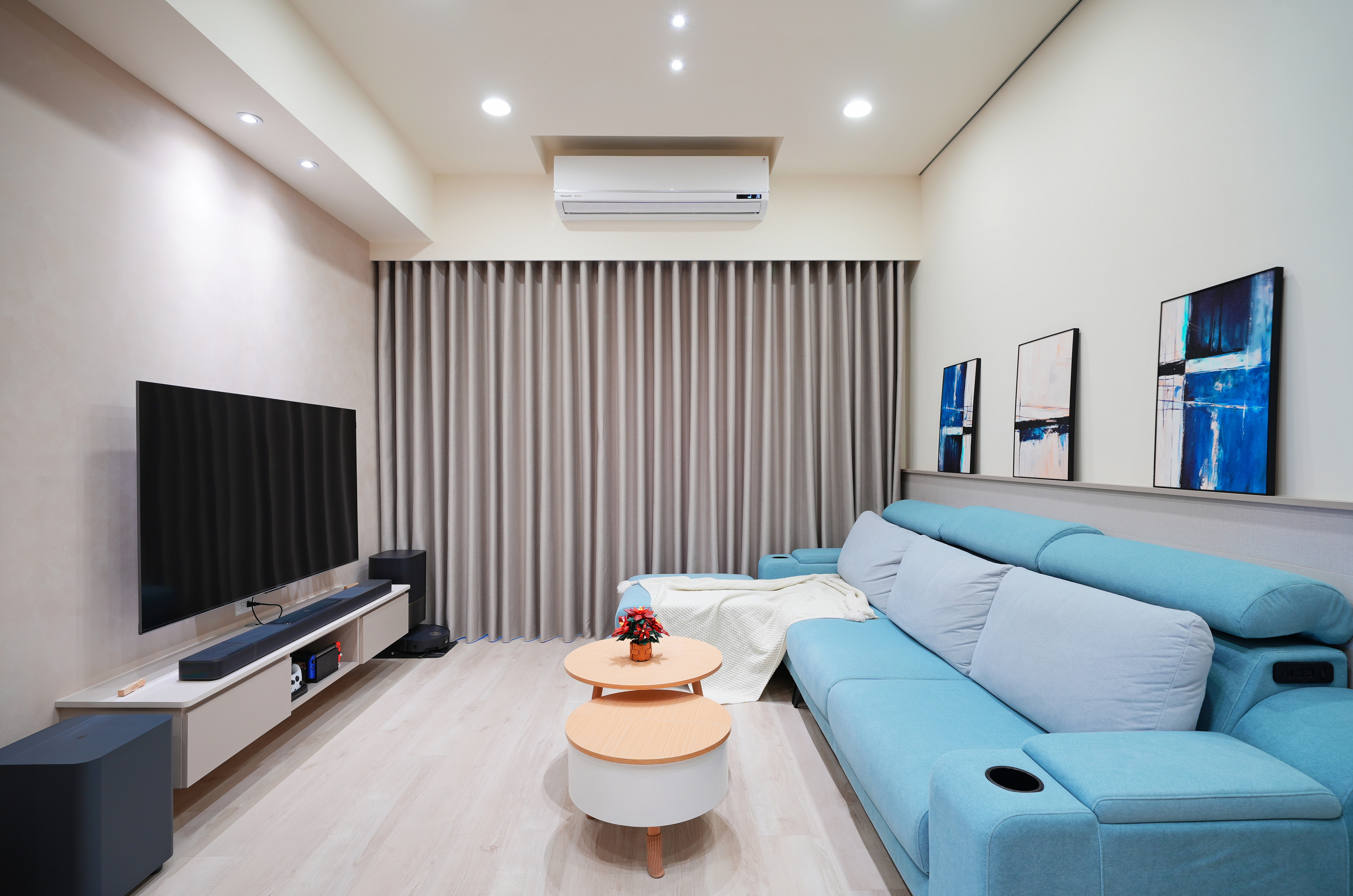 臺邦交響悅客廳。藝術塗料電視牆,鋁框冰柱玻璃推拉門,營造和諧視覺層次。