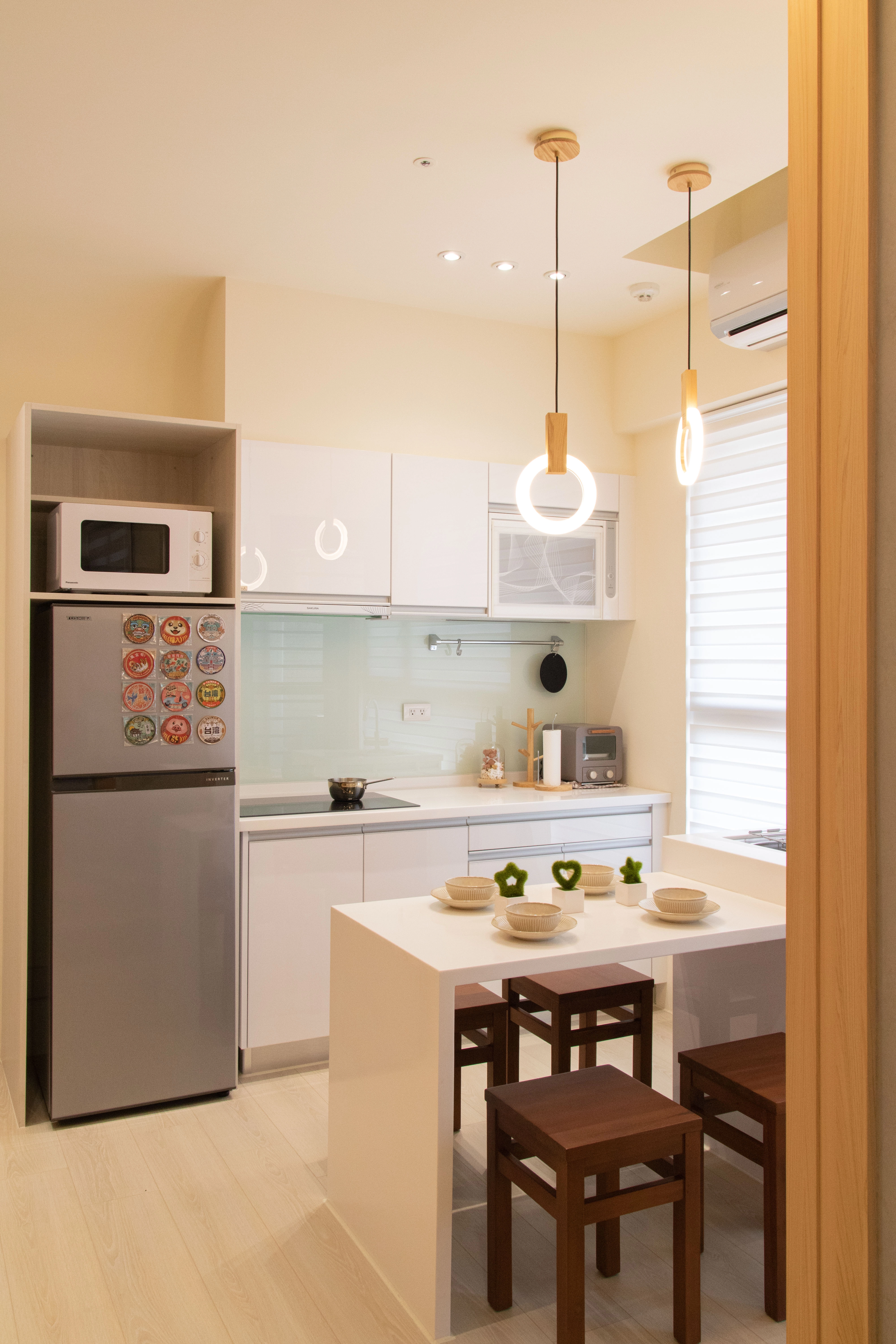 德盈設計廚房與餐廳整合：開放式動線布局結合現代收納系統，提升空間穿透感，優化居家烹飪及用餐動線。