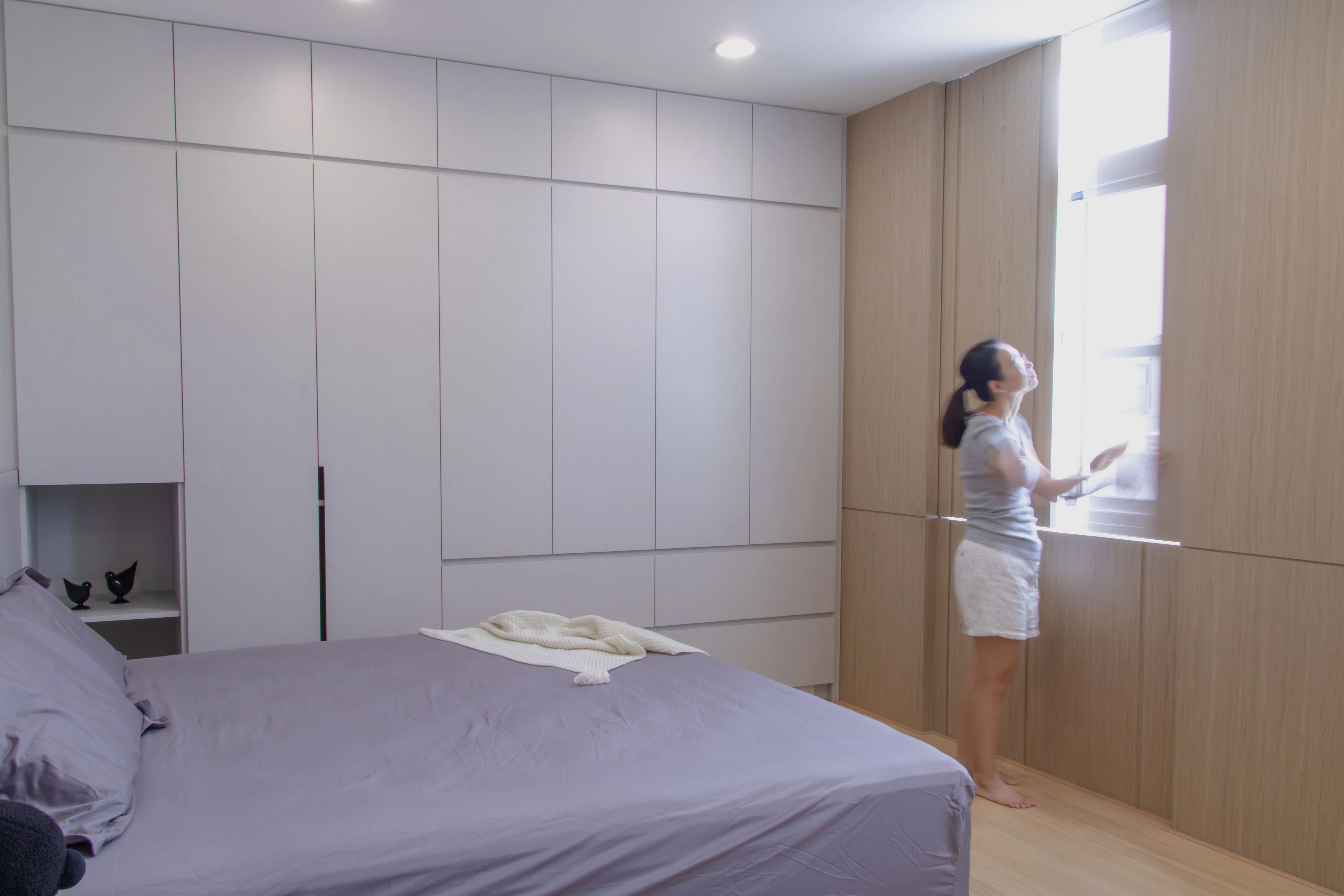 德盈舒適臥室設計:系統衣櫃結合大面採光窗戶