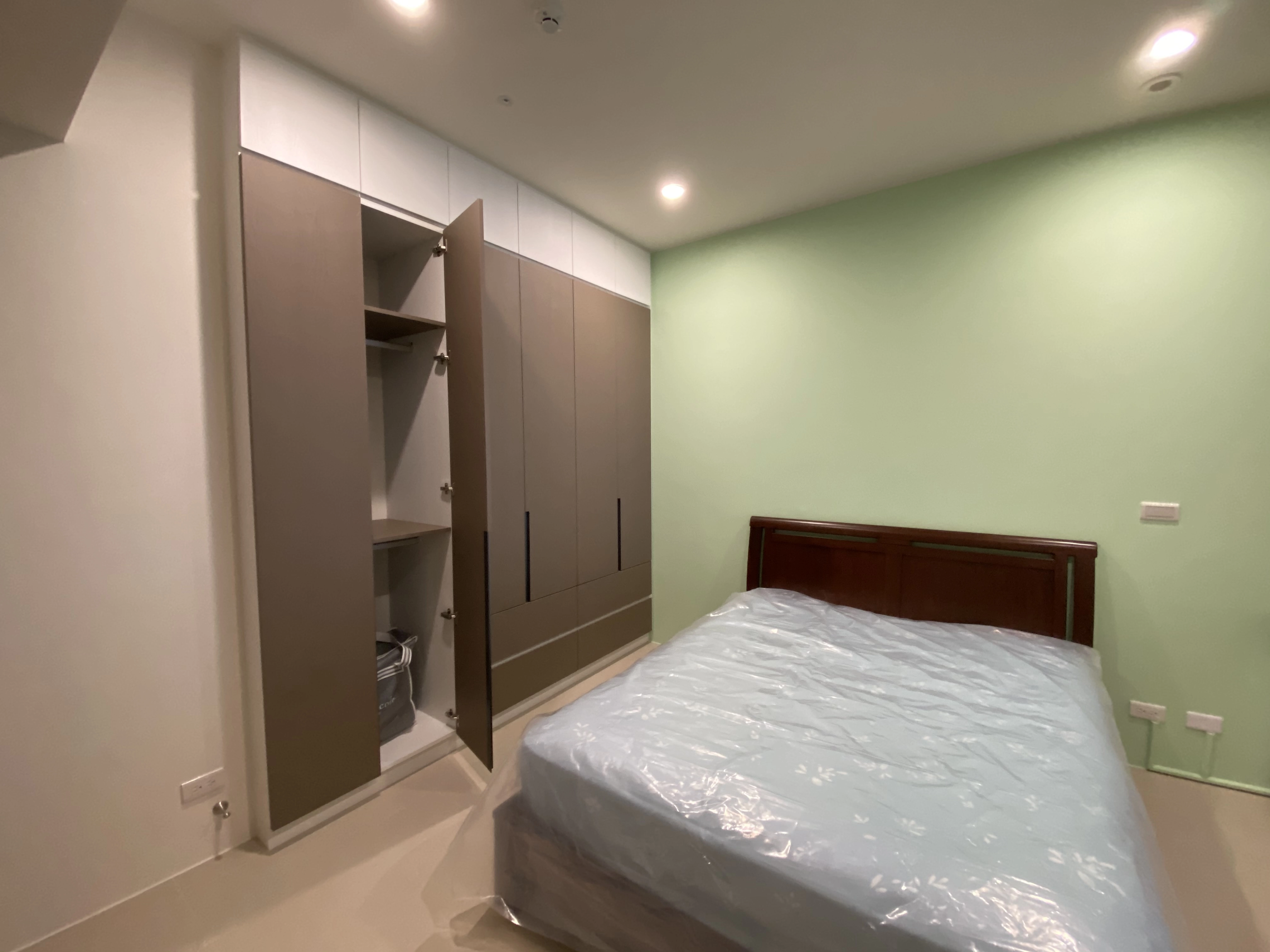 德盈空間規劃:摩卡與純白配色系統衣櫃,透過深淺對比展現現代感,打造大容量質感收納空間。