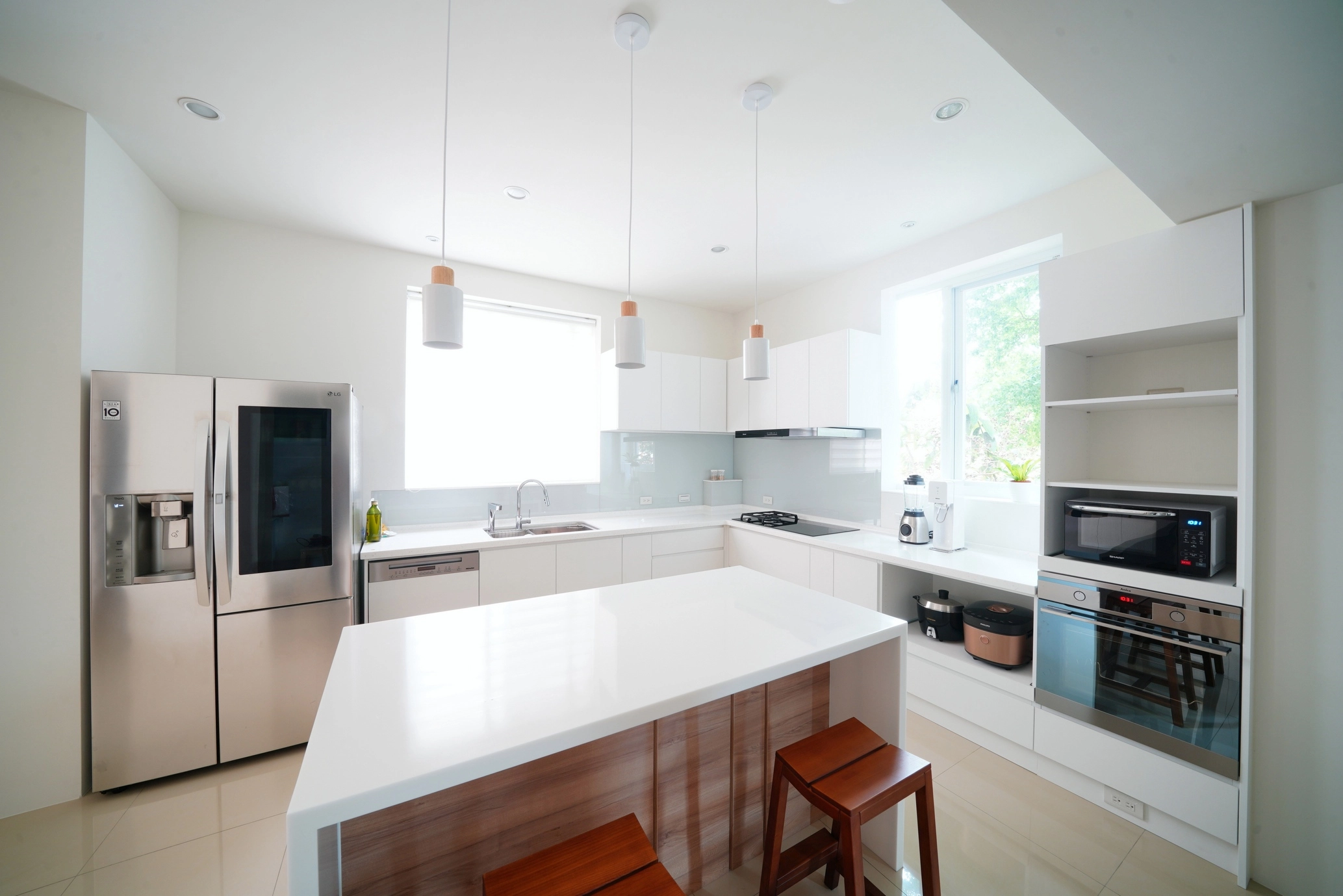 德盈室內設計:打造時尚美型吧檯與配色規劃,透過色彩層次堆疊,營造精緻放鬆的餐廚空間氛圍。