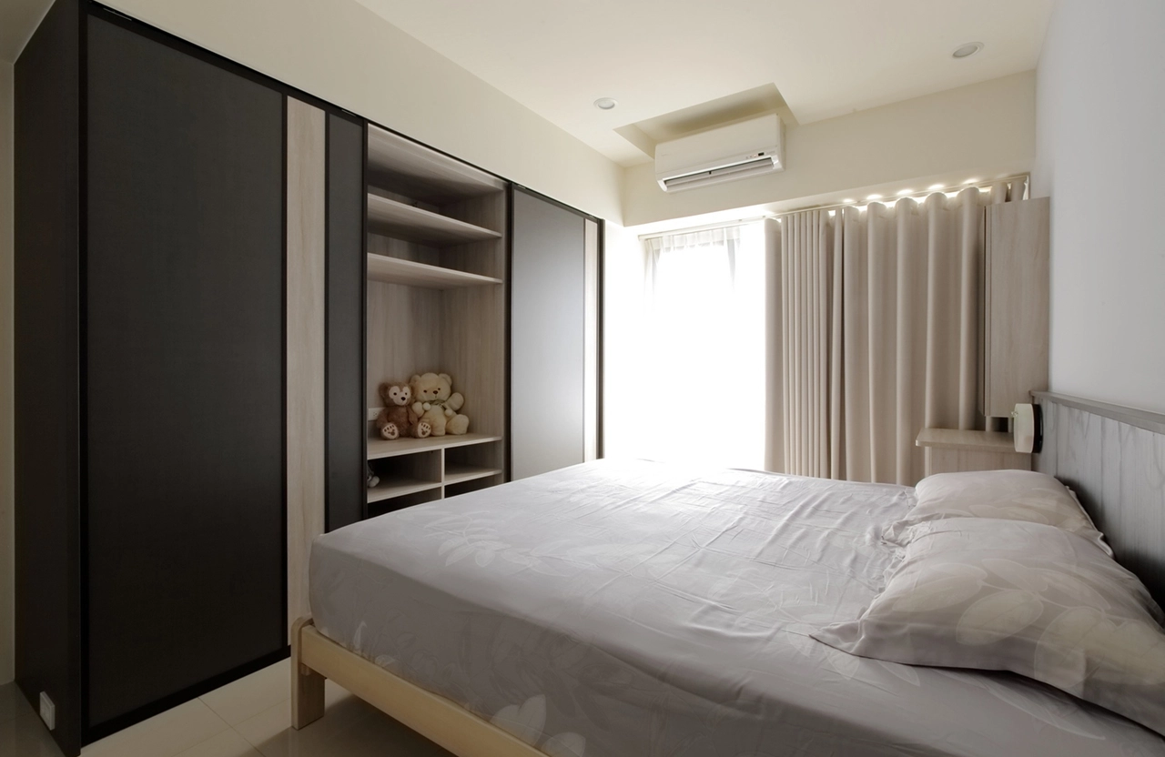 主臥烤黑鋁框推拉門櫃： 黑色邊框點綴木質，注入現代簡約設計感。